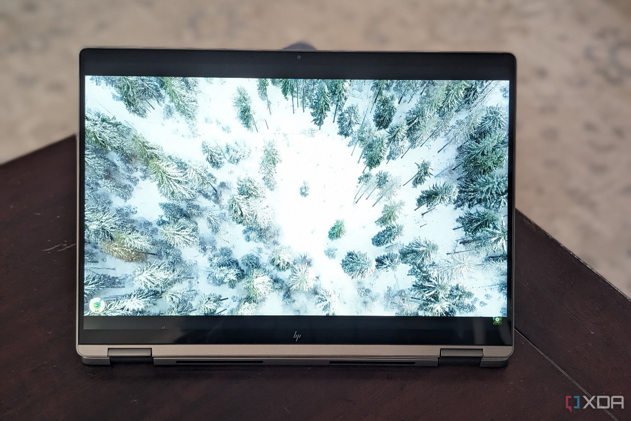 La pantalla de la computadora portátil HP Chromebook Plus x360 14ct muestra un paisaje nevado