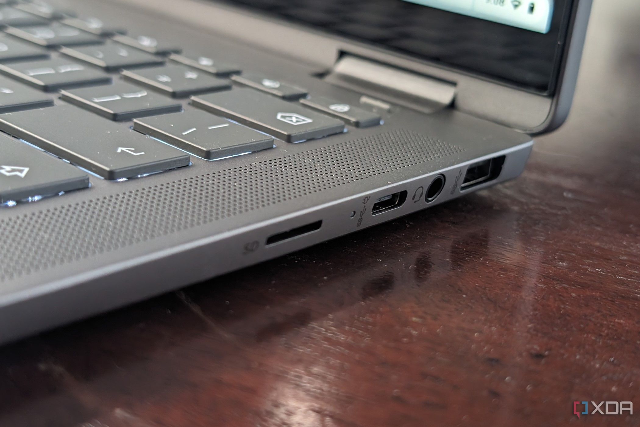 Una foto de la ranura para microSD, el puerto USB-C, el conector para auriculares y el puerto USB-A en la computadora portátil HP Chromebook Plus x360 de 14 pulgadas