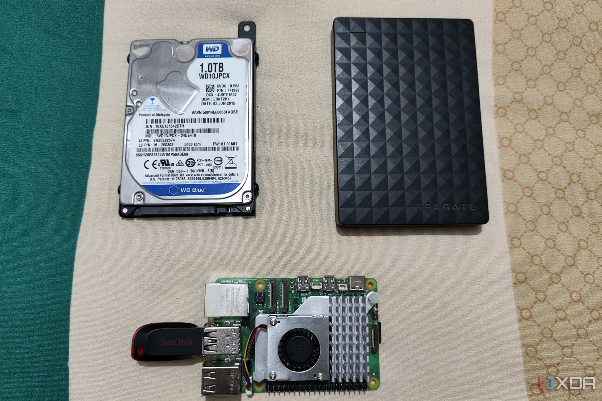 Внутренний жесткий диск, внешний жесткий диск и Raspberry Pi 5 с флэш-накопителем.