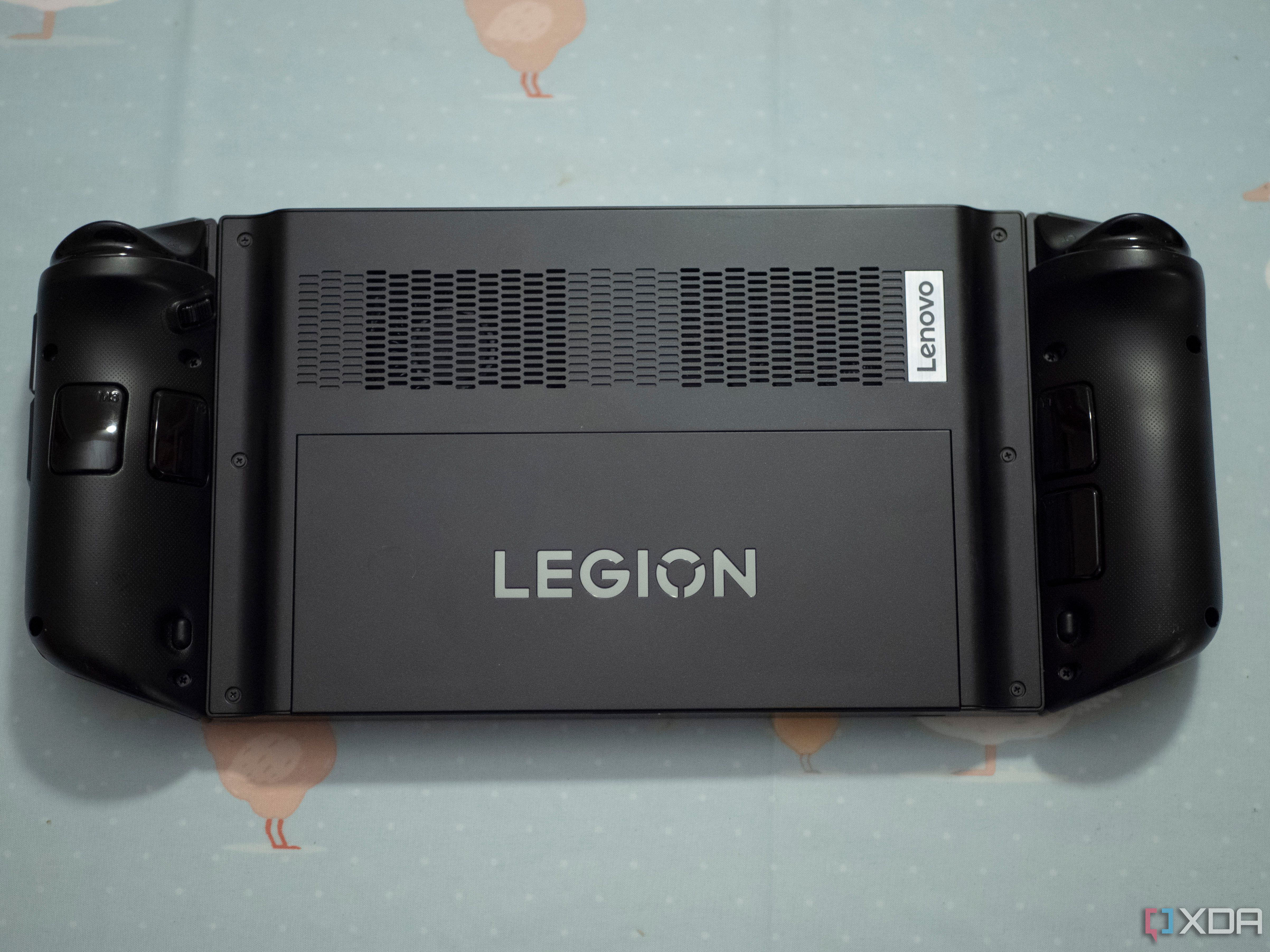 Parte posterior del Lenovo Legion Go con el dispositivo boca abajo sobre una mesa