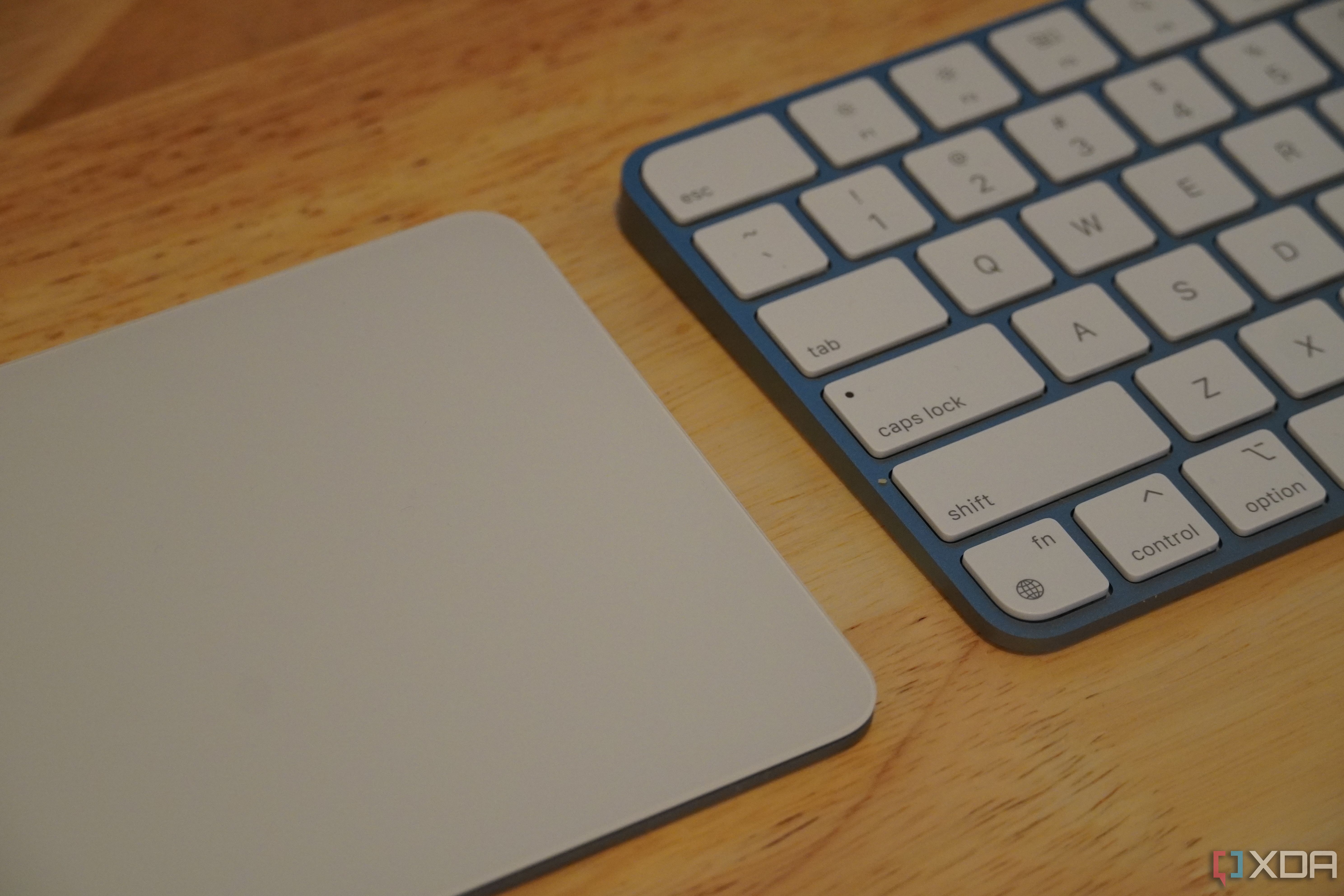 Un Magic Trackpad al lado de un Magic Keyboard.