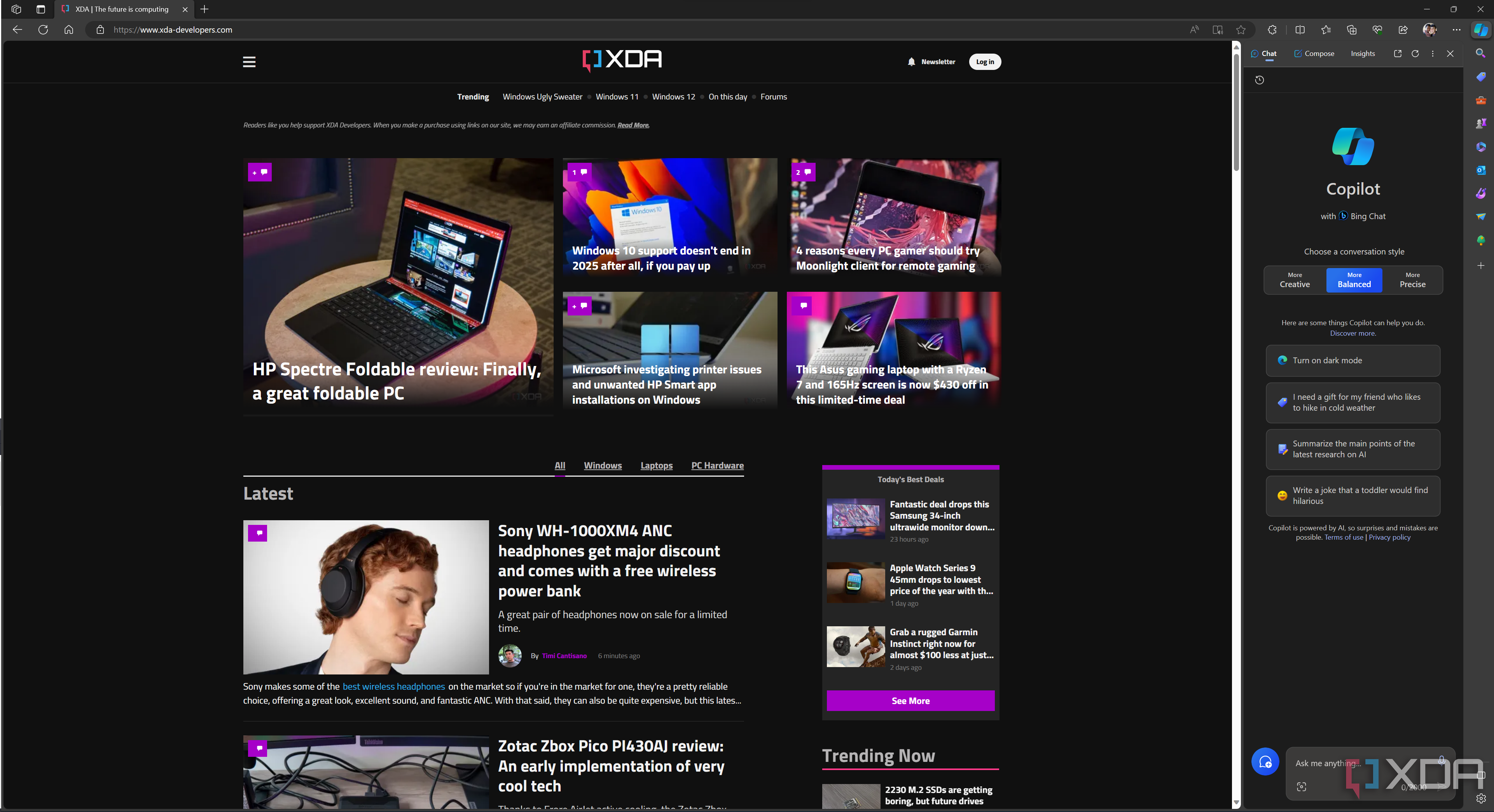 Снимок экрана Microsoft Edge, на котором отображается домашняя страница XDA с включенной боковой панелью Copilot.
