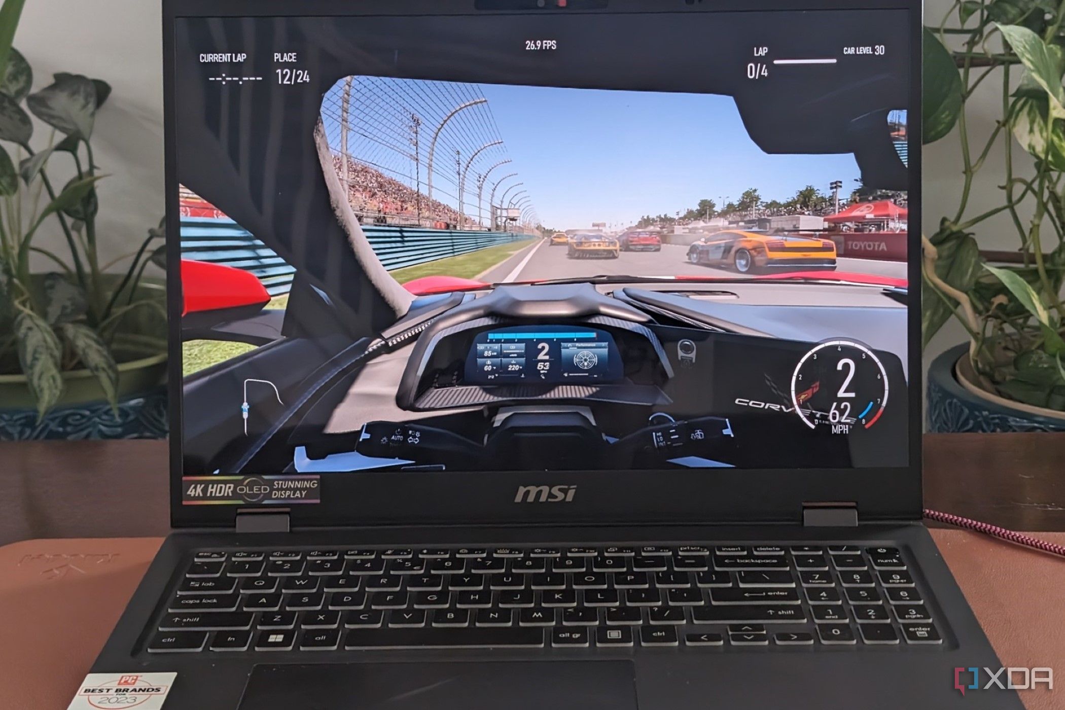 Una foto de Forza Motorsport jugando en la computadora portátil MSI Prestige 16 AI Evo que muestra la velocidad de cuadros en la parte superior de la pantalla