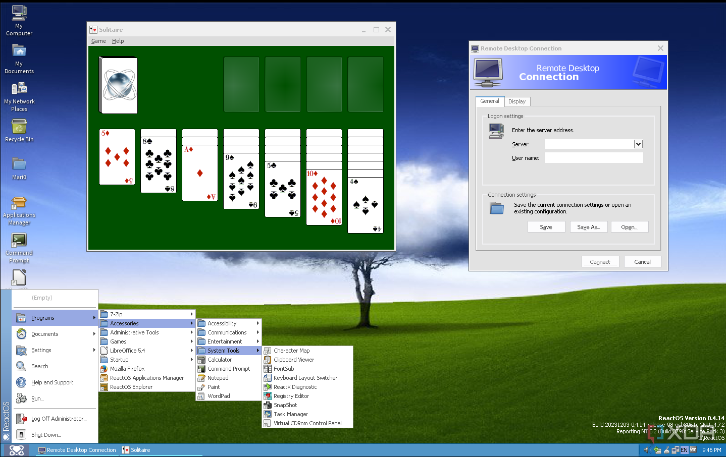 Escritorio ReactOS con un menú de inicio ampliado, con el cliente RDP y Solitaire ejecutándose en segundo plano