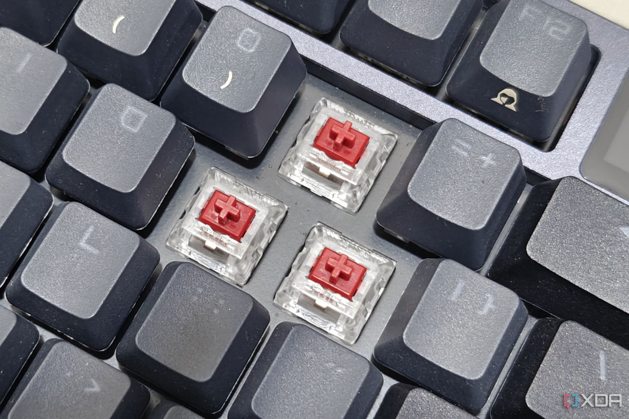 Una imagen que muestra los interruptores lineales ASUS NX Red instalados en un teclado ROG Azoth.