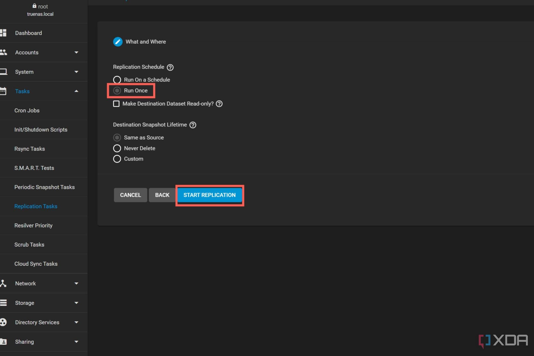 Una captura de pantalla de TrueNAS Core que resalta los pasos para iniciar la tarea de replicación de la unidad