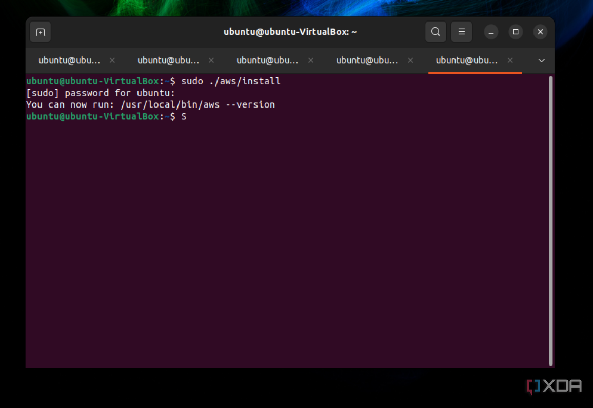 Una captura de pantalla del comando básico sudo apt install necesario para instalar AWS CLI en Ubuntu como se ve en la terminal