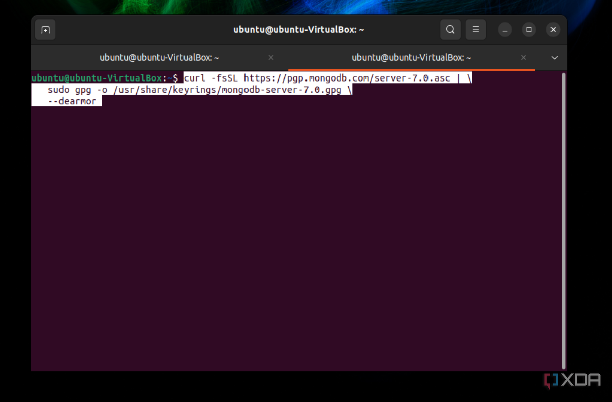 Una captura de pantalla del comando necesario para agregar la clave para MongoDB en Ubuntu