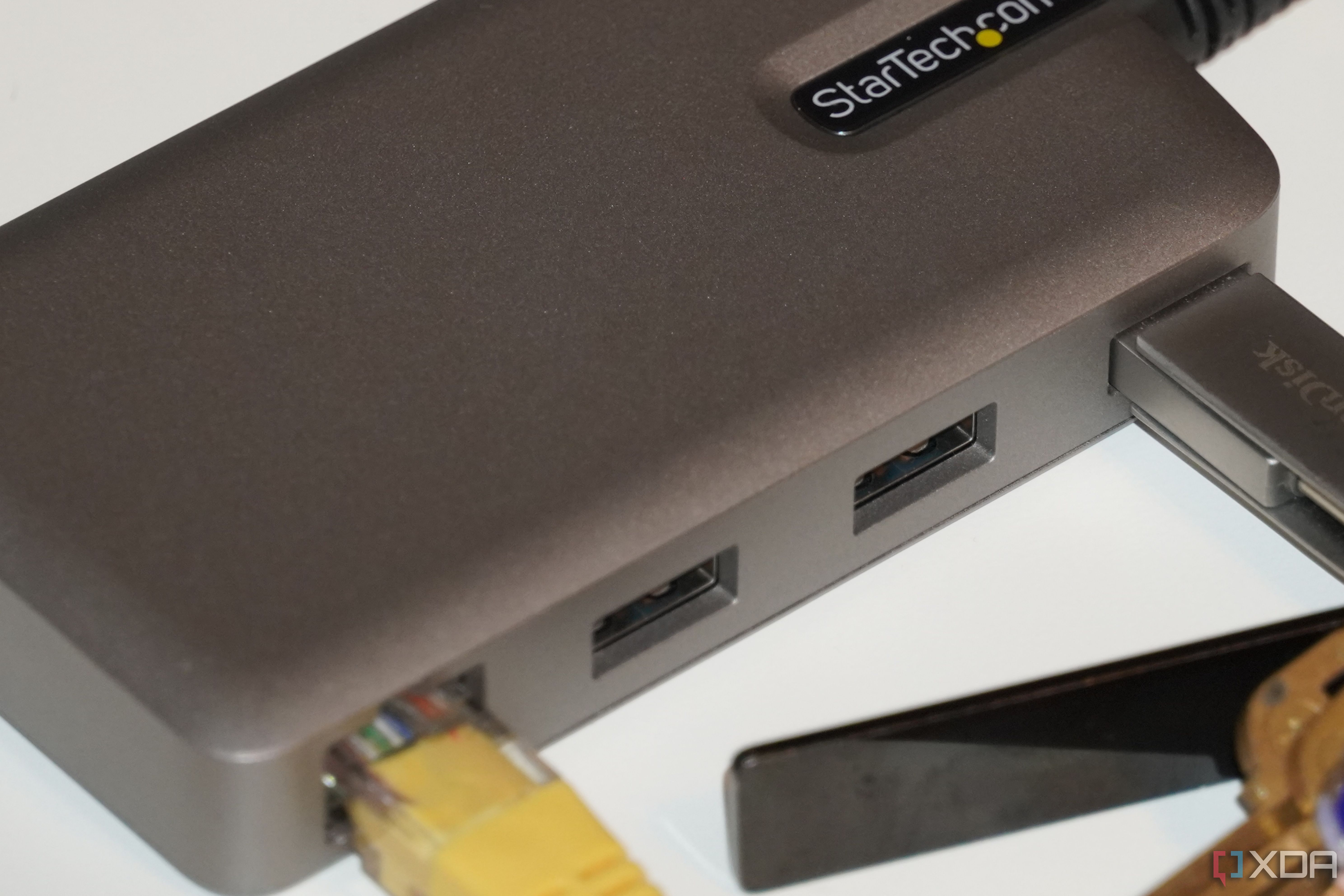 Accesorios conectados a un concentrador USB-C de Startech.