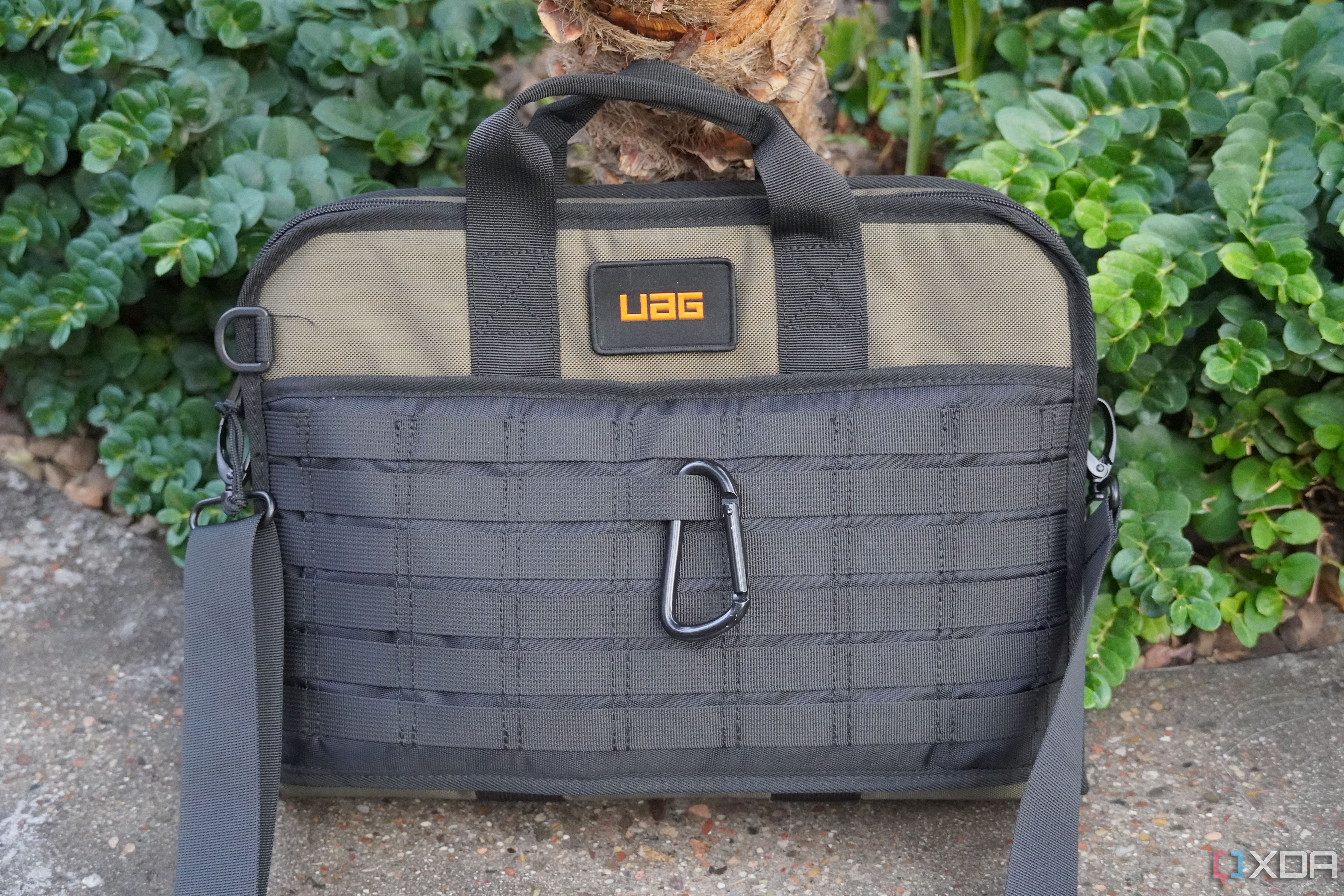 La bolsa del portátil de UAG estaba apoyada contra un árbol.