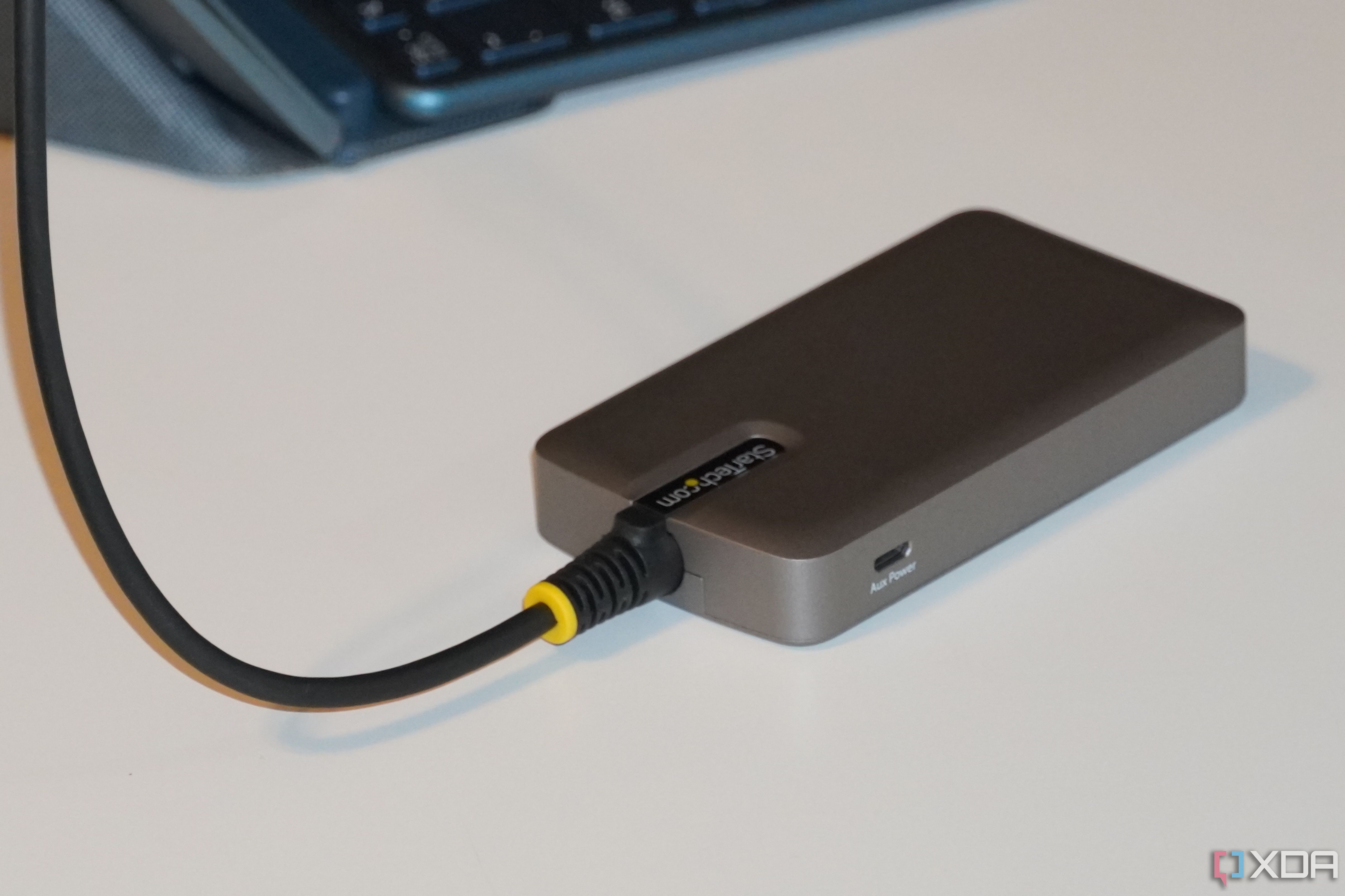 El puerto de alimentación auxiliar micro-USB en el concentrador USB-C de Startech.