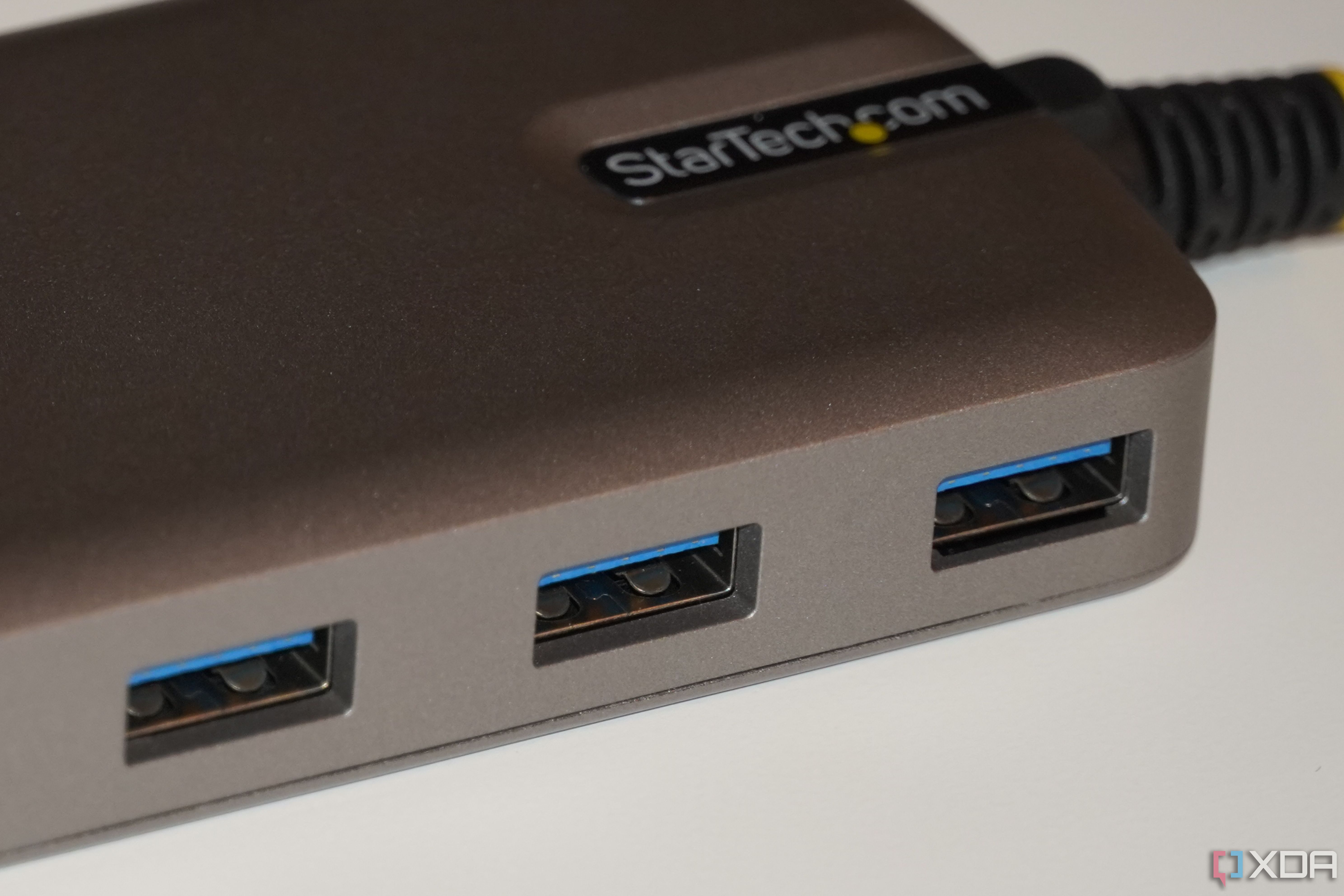 Los puertos USB-A en un concentrador USB-C de Startech.