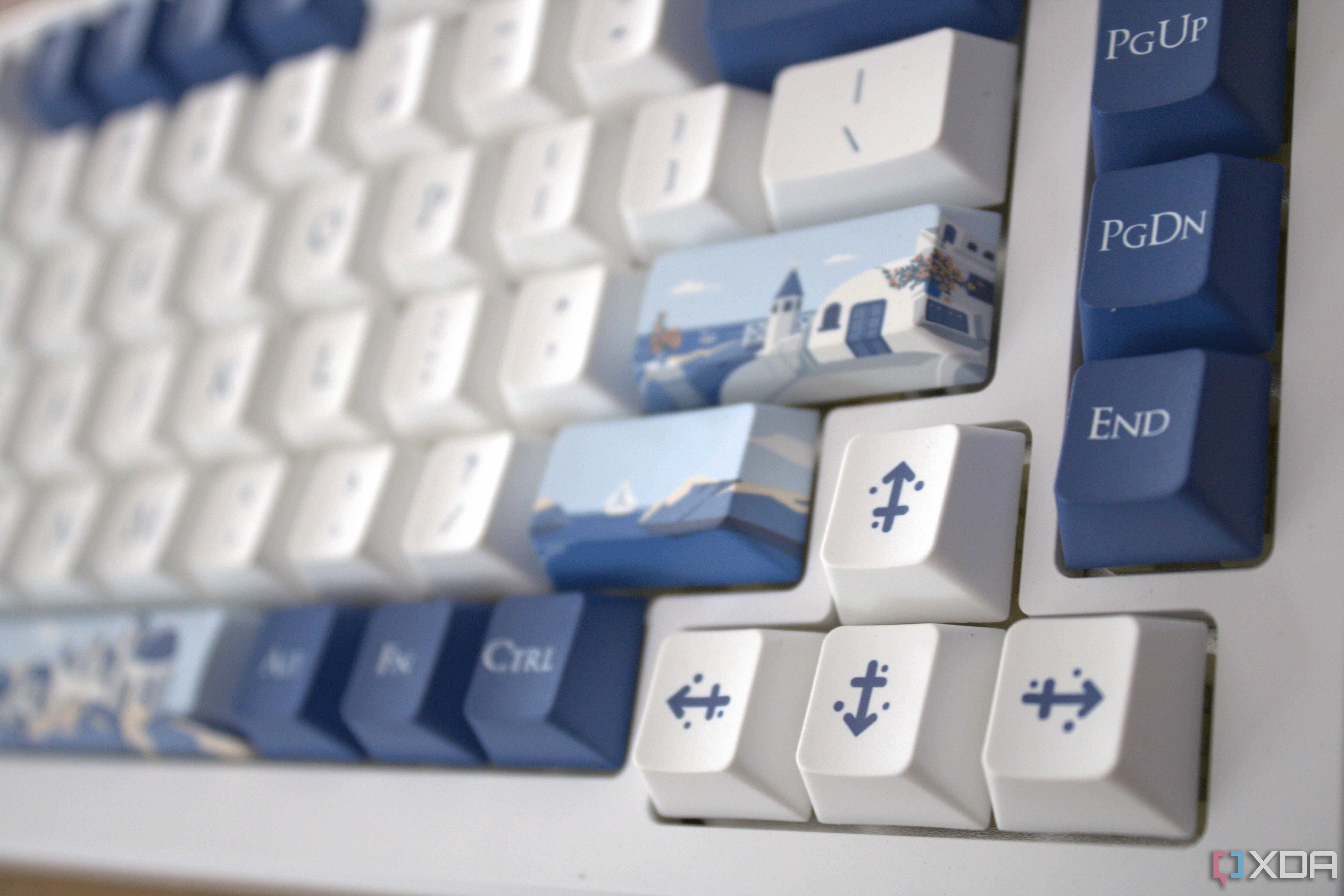 El teclado Akko Santorini visto de lado, con las teclas de flecha completamente enfocadas