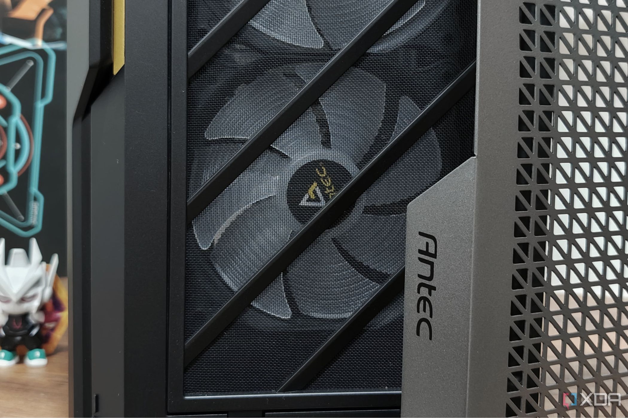 Una imagen que muestra los ventiladores ARGB frontales del chasis para PC Antec P20C.