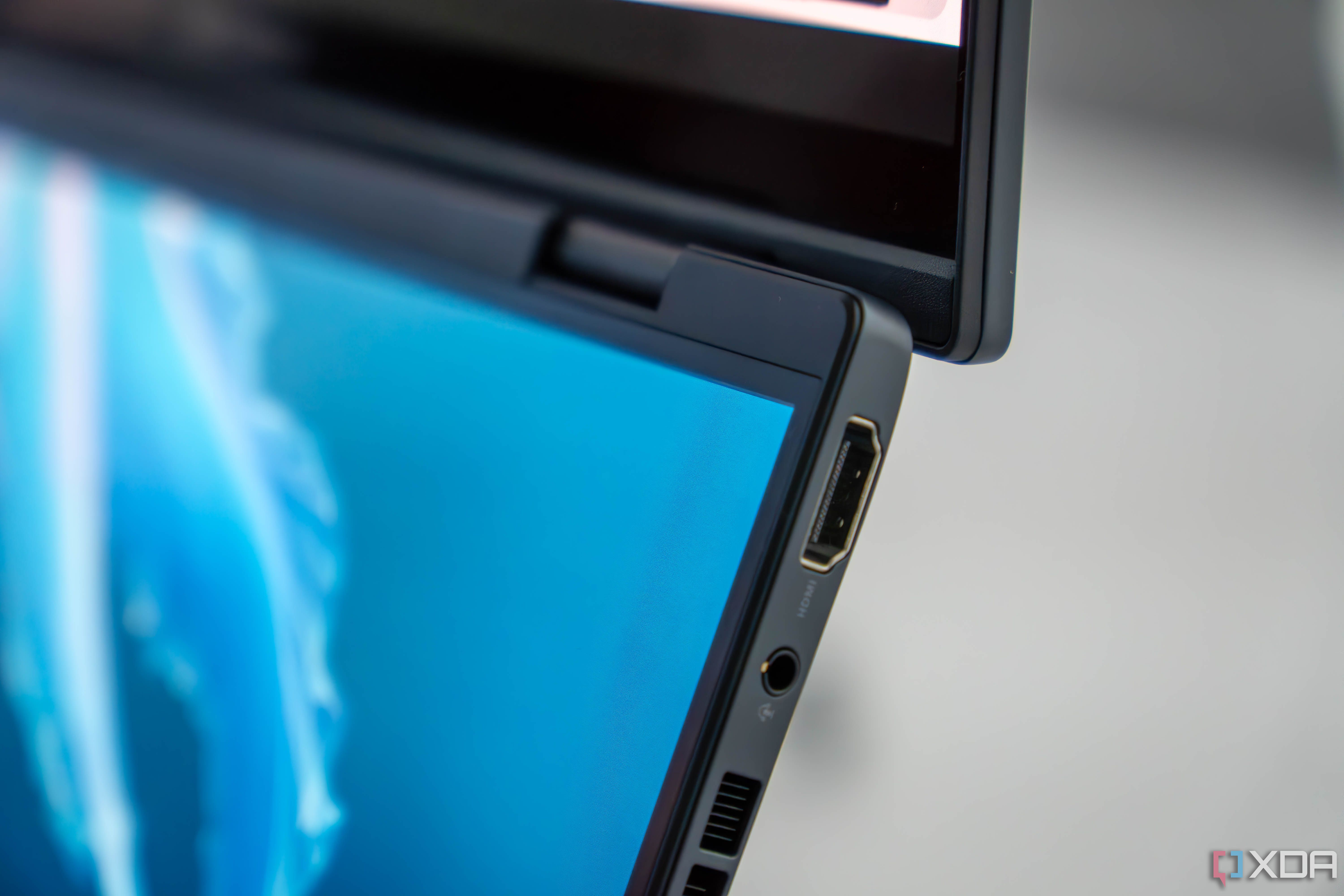 Крупный план порта HDMI на ноутбуке с двумя экранами