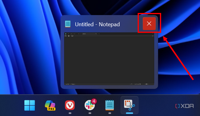 Captura de pantalla de la barra de tareas de Windows 11 con un menú flotante que se muestra para una aplicación. El botón X está resaltado