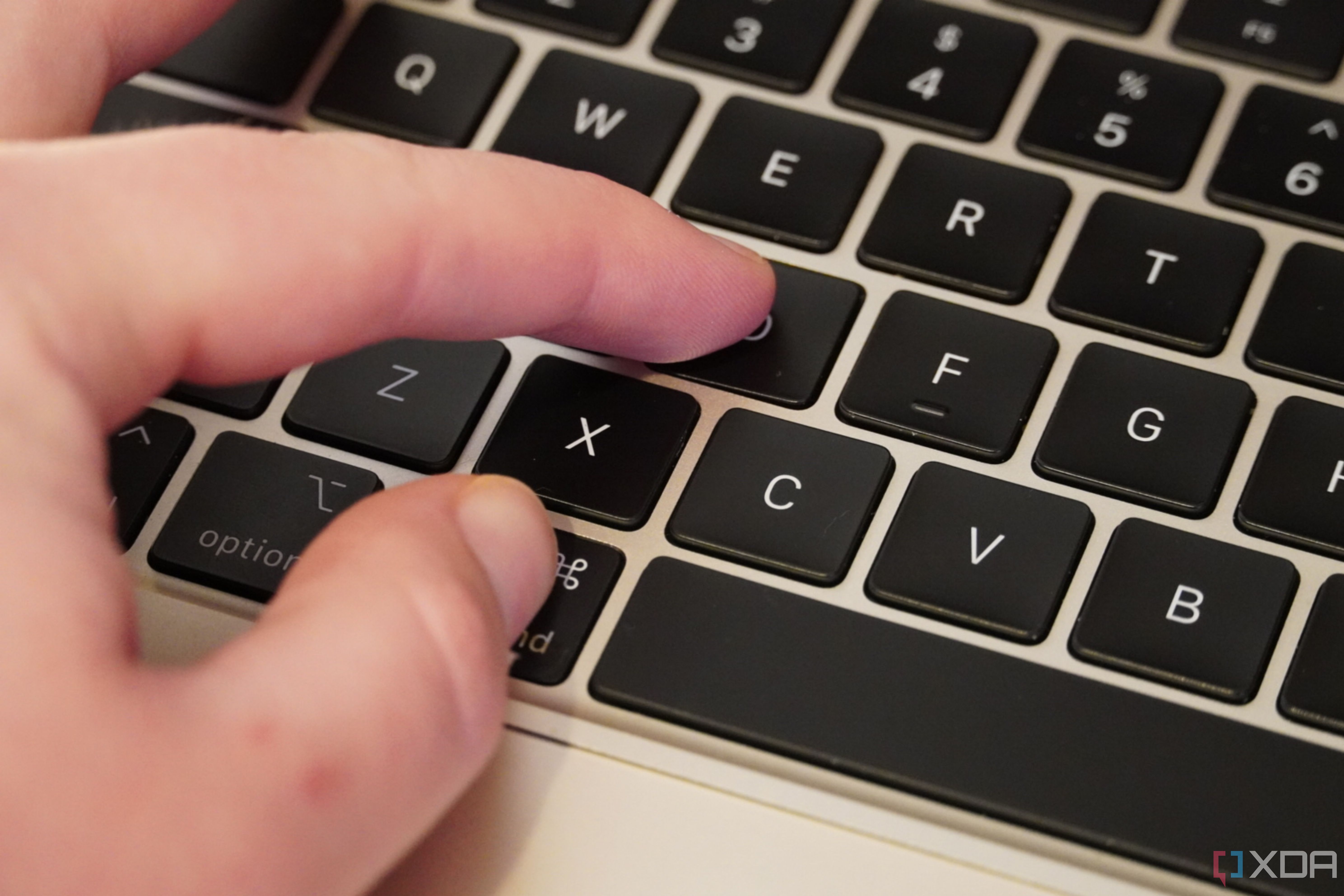 Нажатие клавиши Command + D на клавиатуре MacBook.