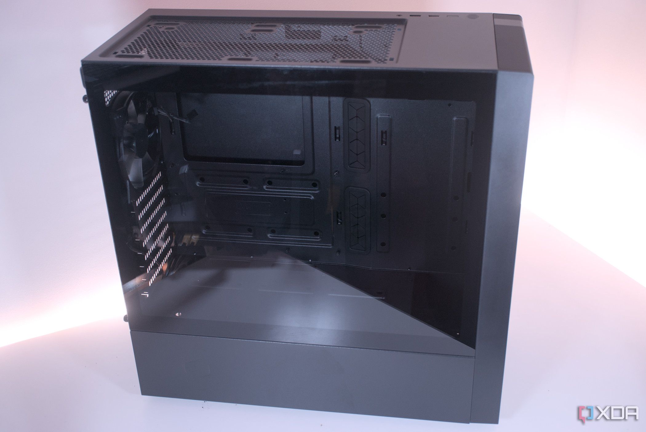 Vista lateral de la Cooler Master MasterBox NR600