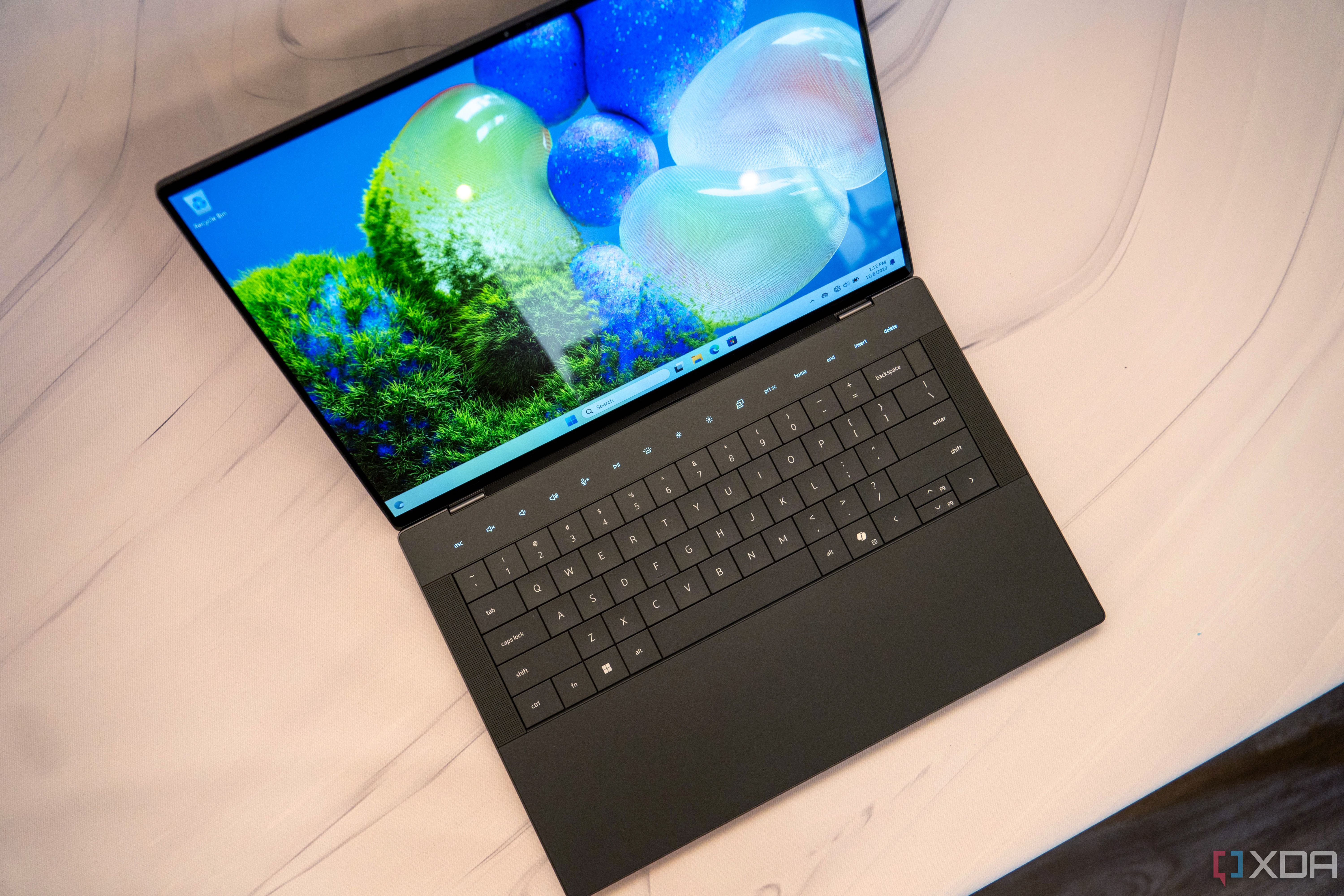 Una Dell XPS 14 Graphite vista desde arriba.