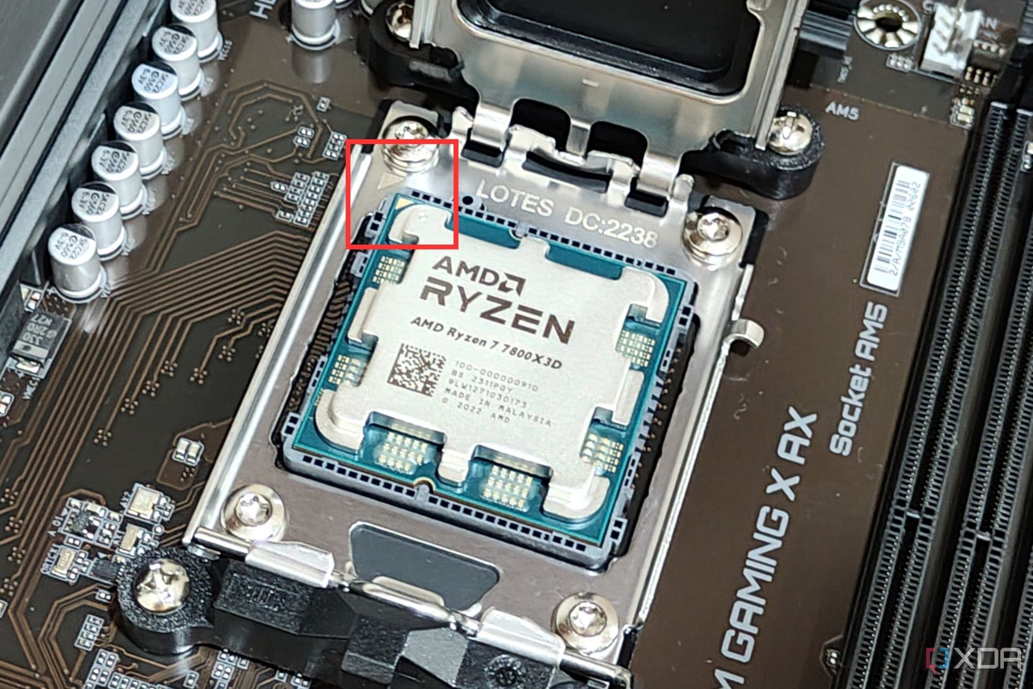 An image showing the highlighted triangle indicator on the motherboard socket and the CPU.