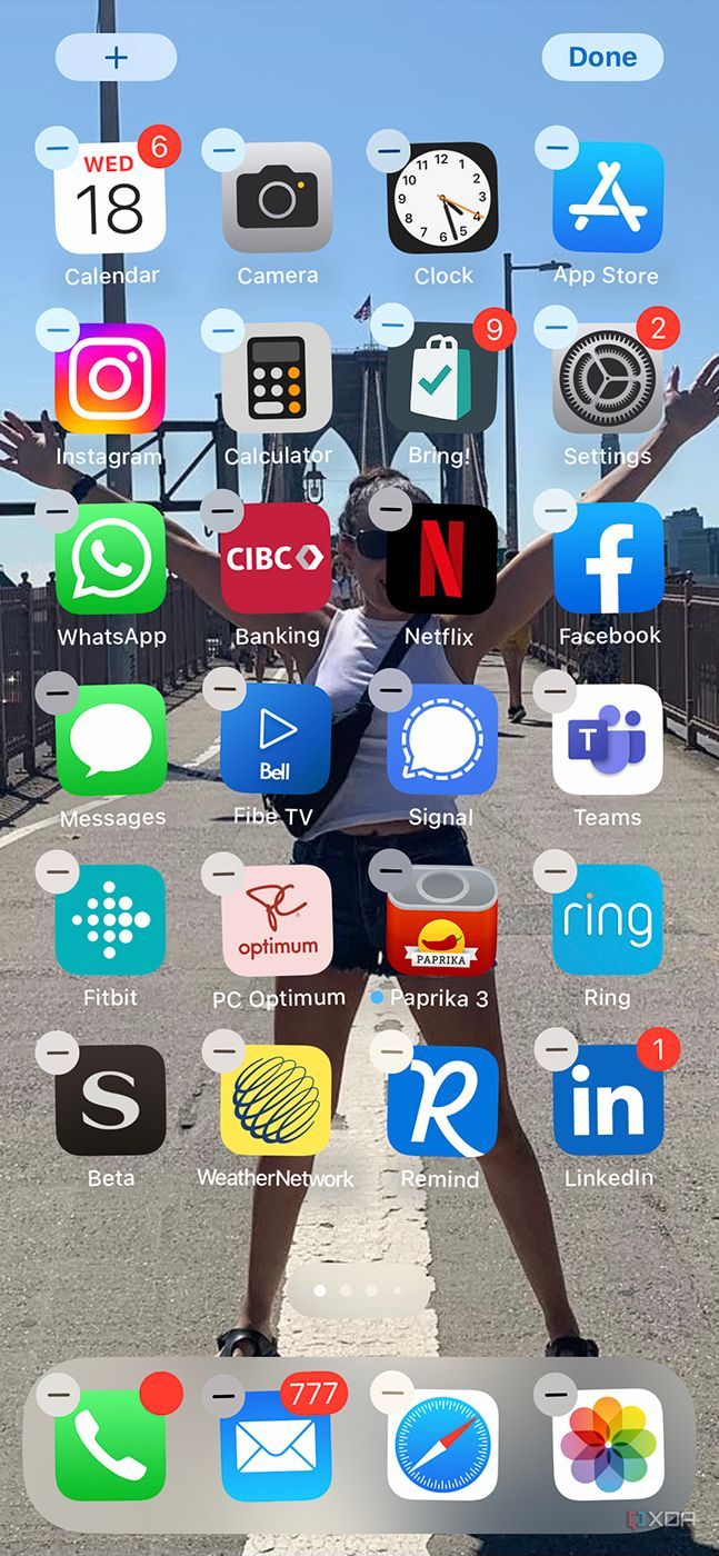 iPhone apps in jiggle mode on home screen