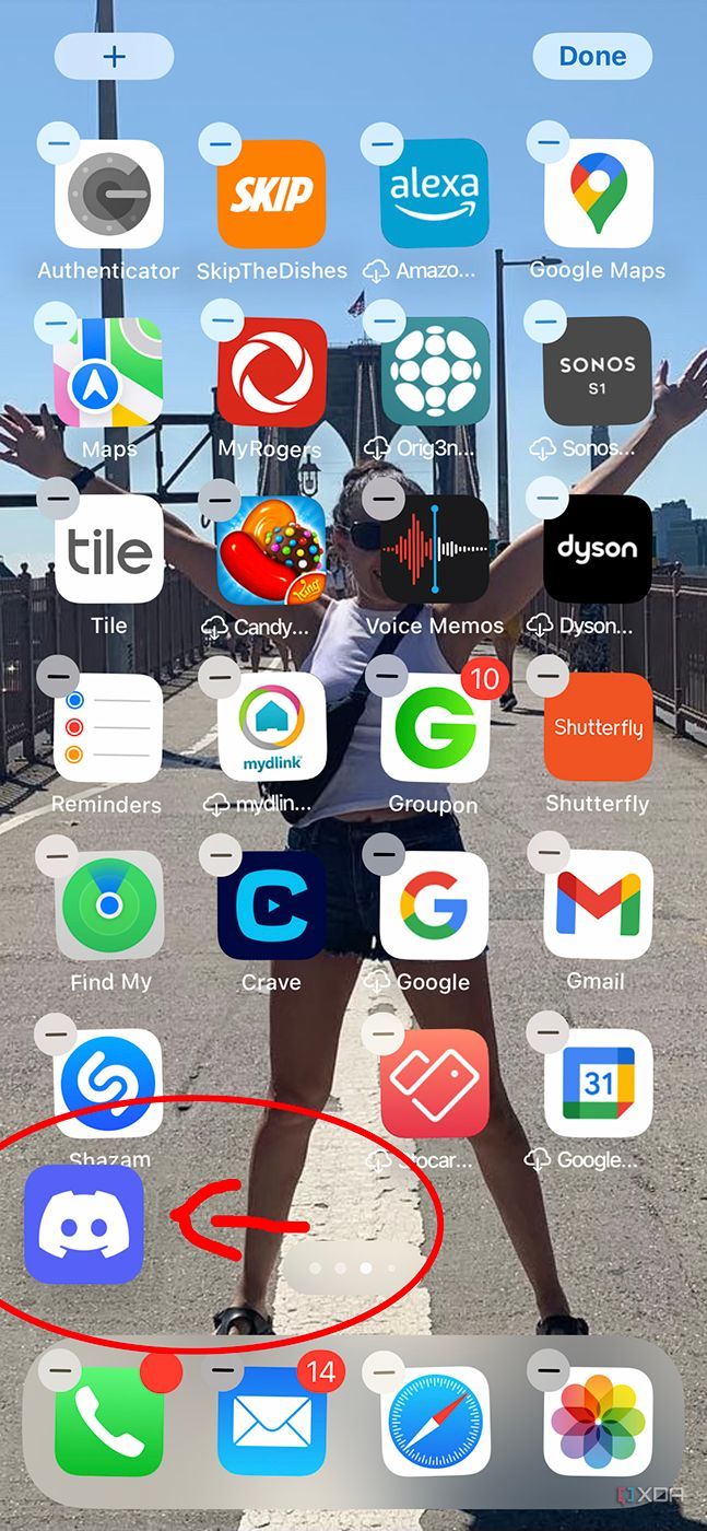 arrow pointing at app being dragged on home screen 