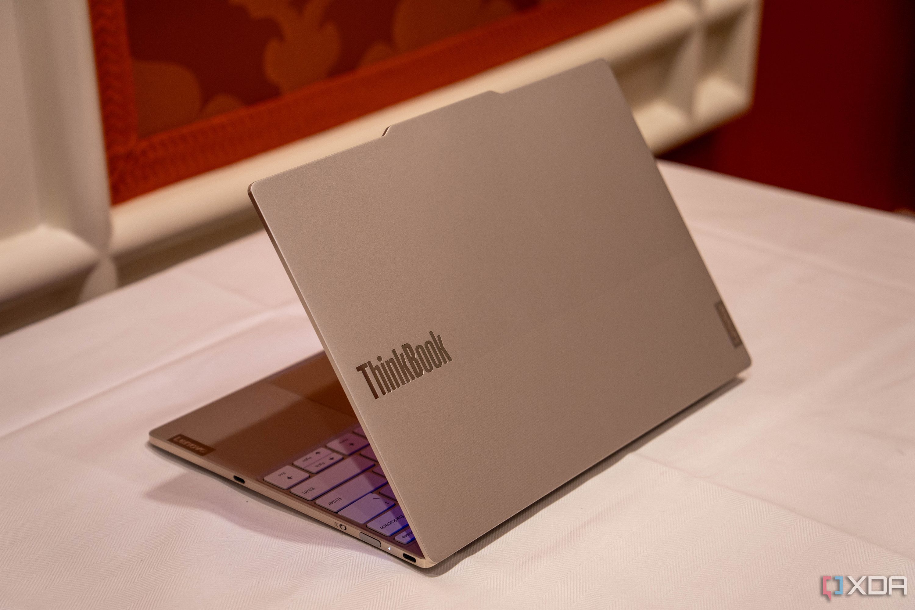 Rückansicht des Lenovo ThinkBook 13x Gen 4 aus rostfreiem Magnesium