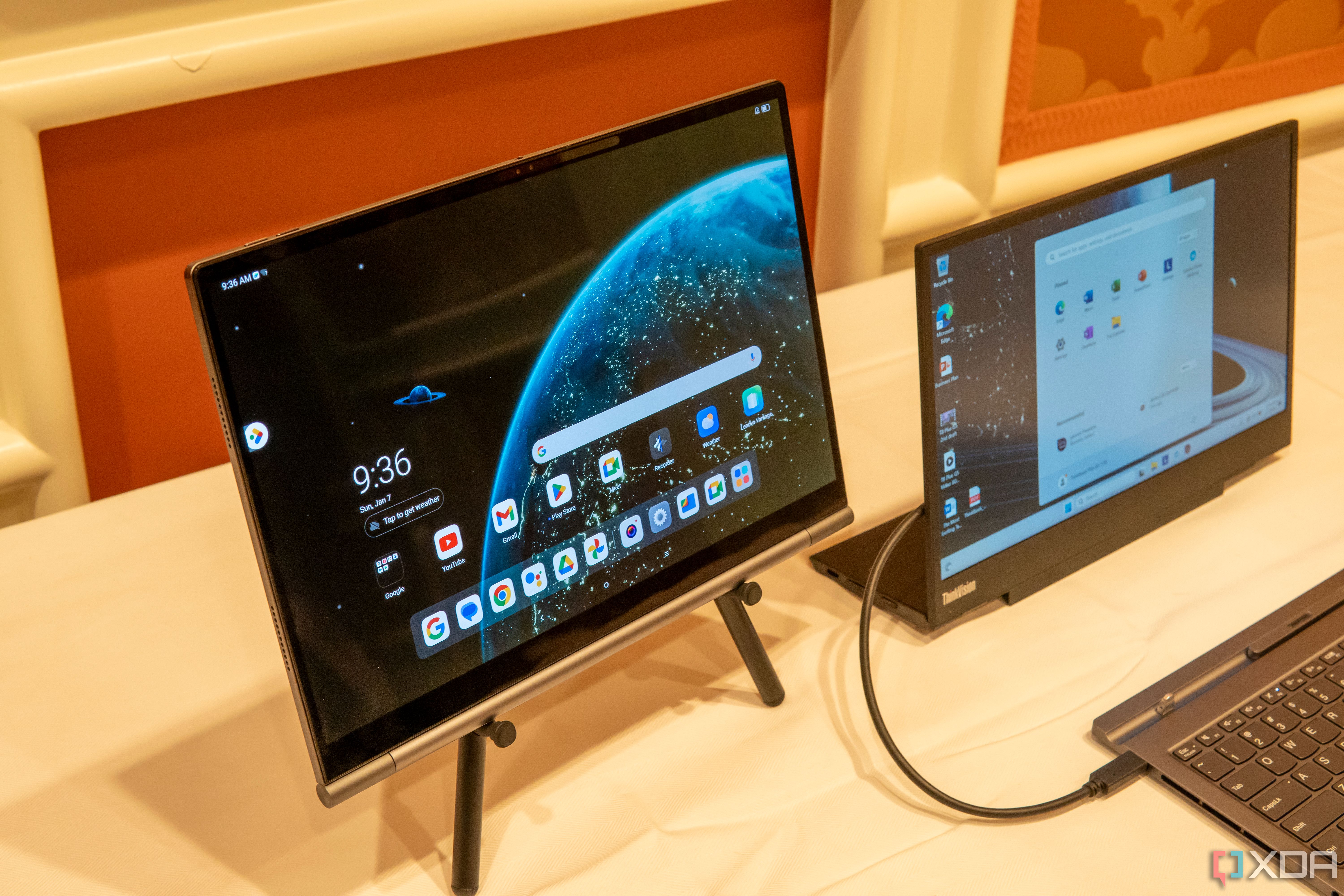 Ein Lenovo ThinkBook Plus Gen 5 Hybrid Tab neben der Hybrid Station, verbunden mit einem externen Display