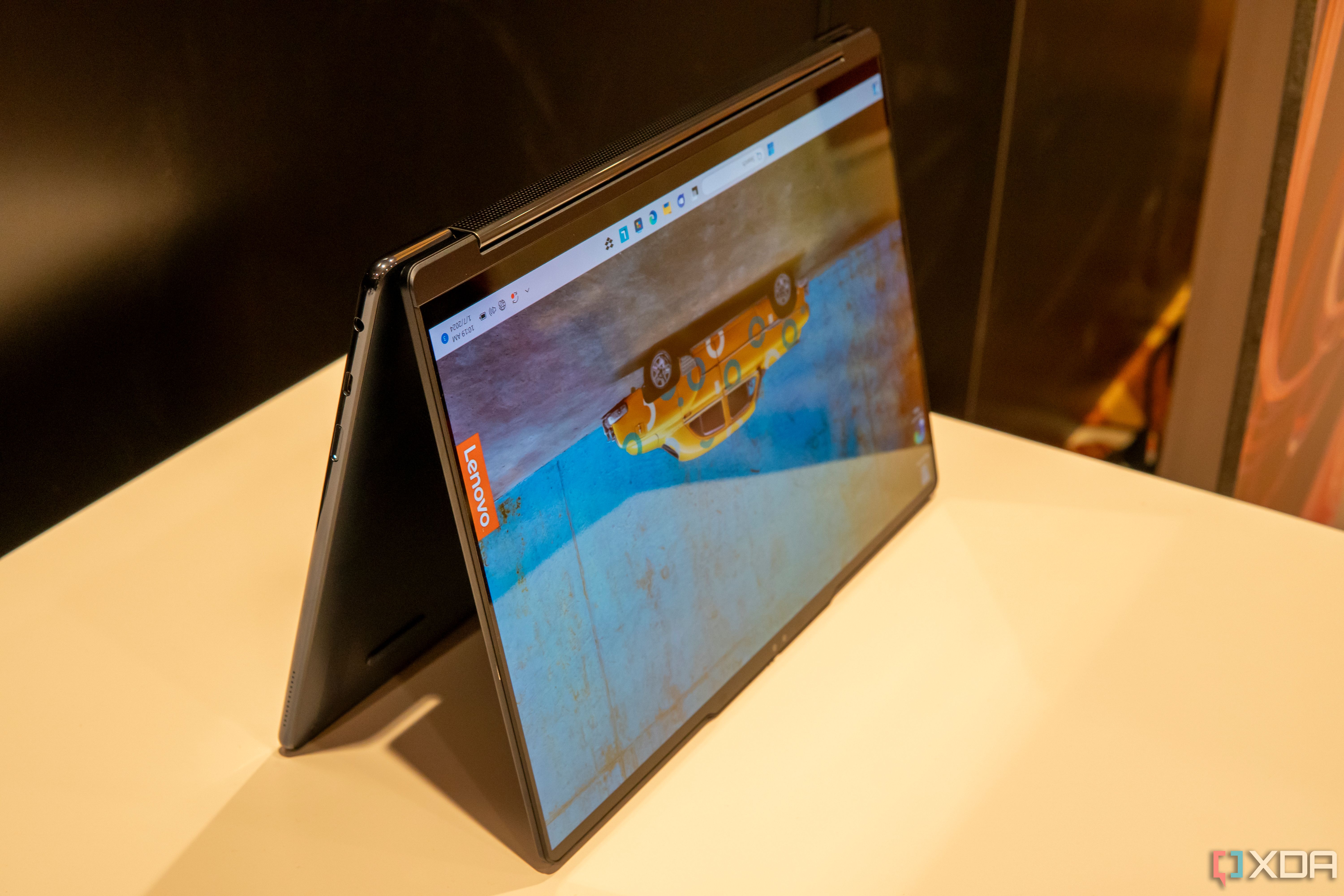 Vista angular de um Lenovo Yoga 9i em modo tenda