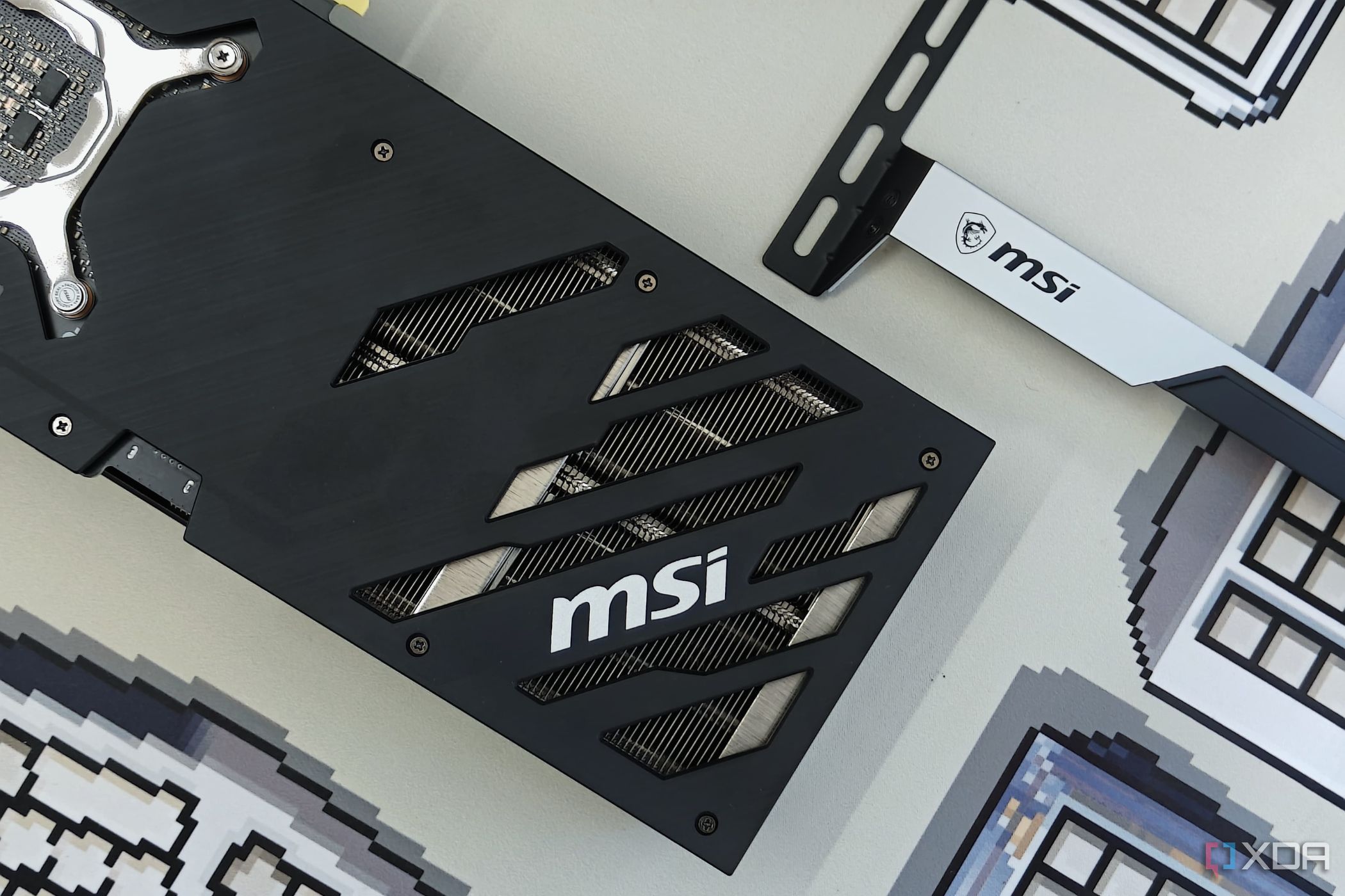 Una imagen que muestra una placa posterior MSI GeForce RTX 4070 Ti Super Ventus 3X con la marca MSI.