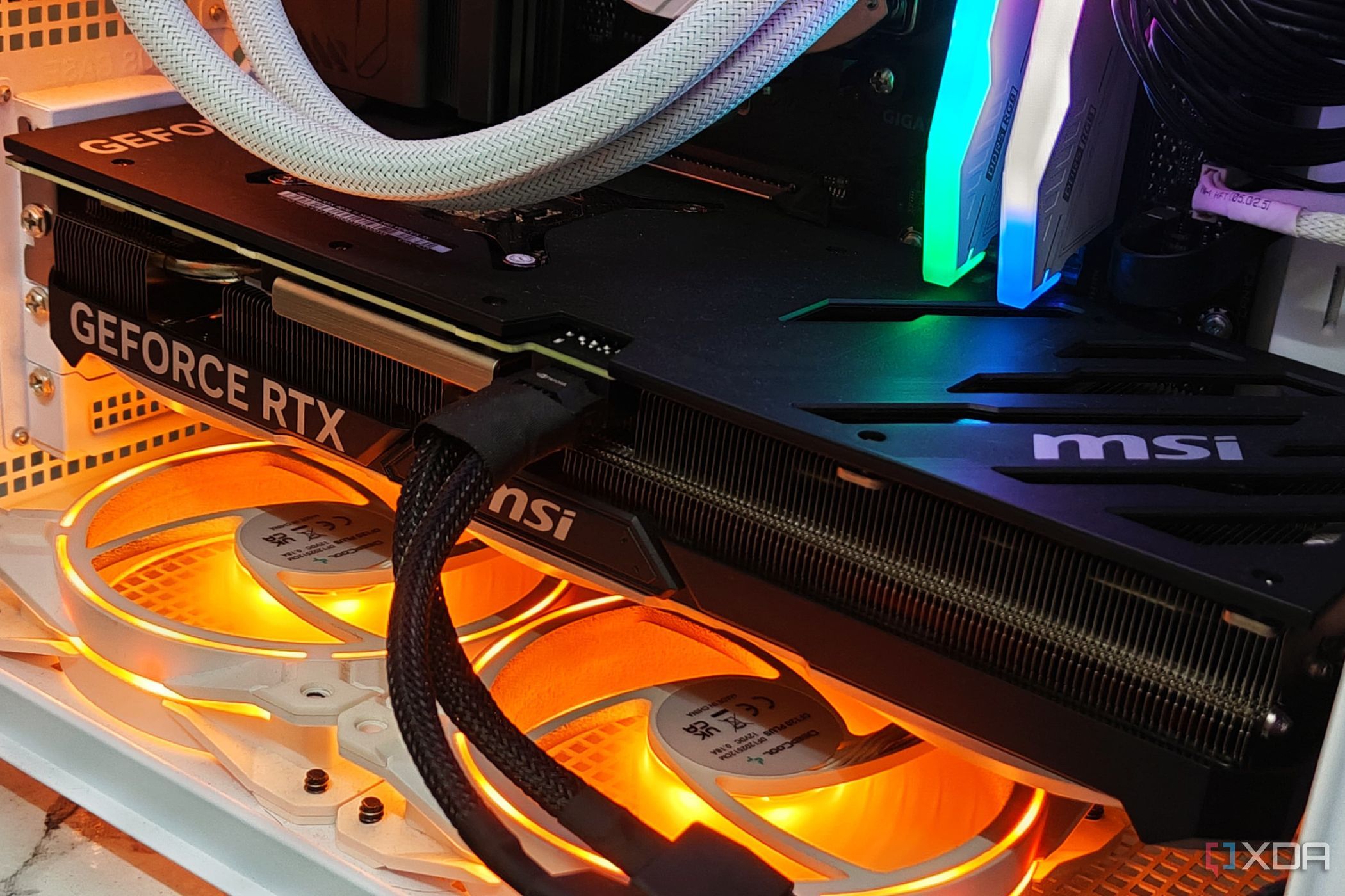 Uma imagem mostrando uma GPU MSI GeForce RTX 4070 Ti Super Ventus 3X instalada em um PC.