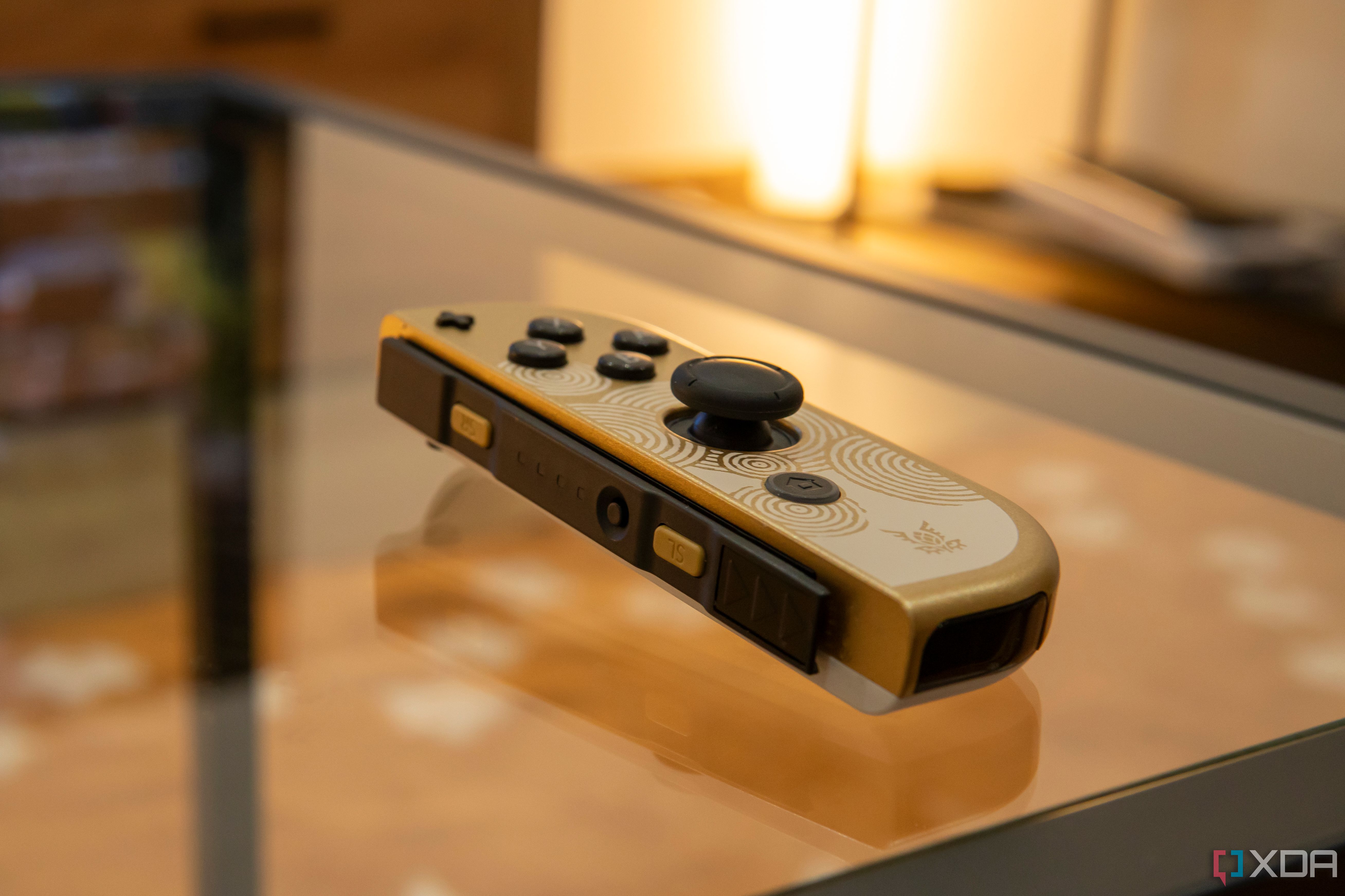 Крупный план направляющей на контроллере Joy-Con Nintendo Switch