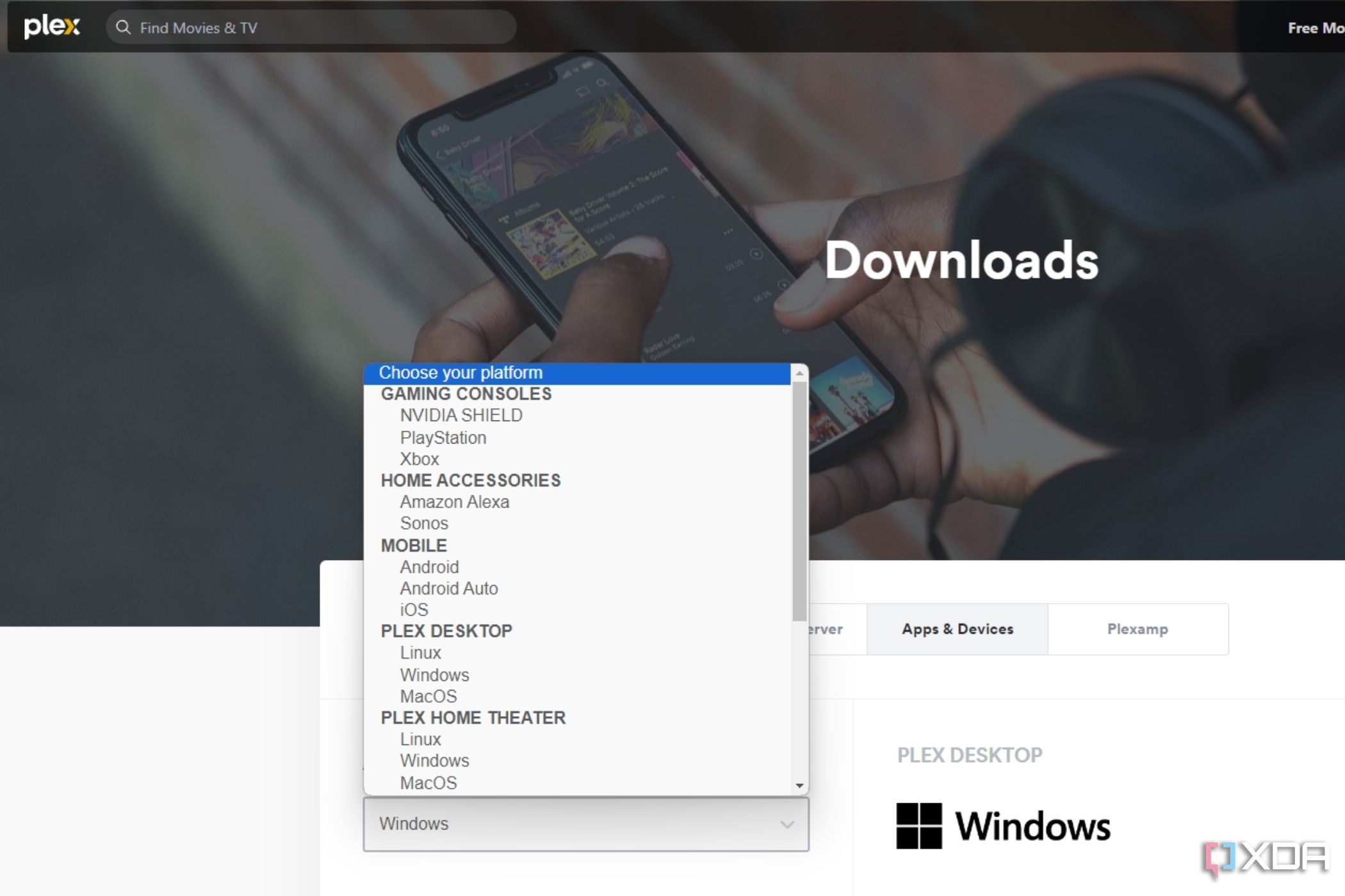 Una captura de pantalla que muestra la página de descarga de Plex con un menú desplegable lleno de plataformas compatibles.