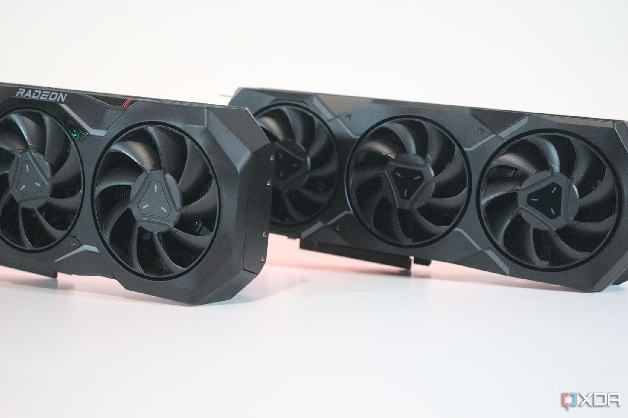 Una imagen que muestra las GPU Radeon 7900 XTX y 7900 XT de AMD una al lado de la otra.