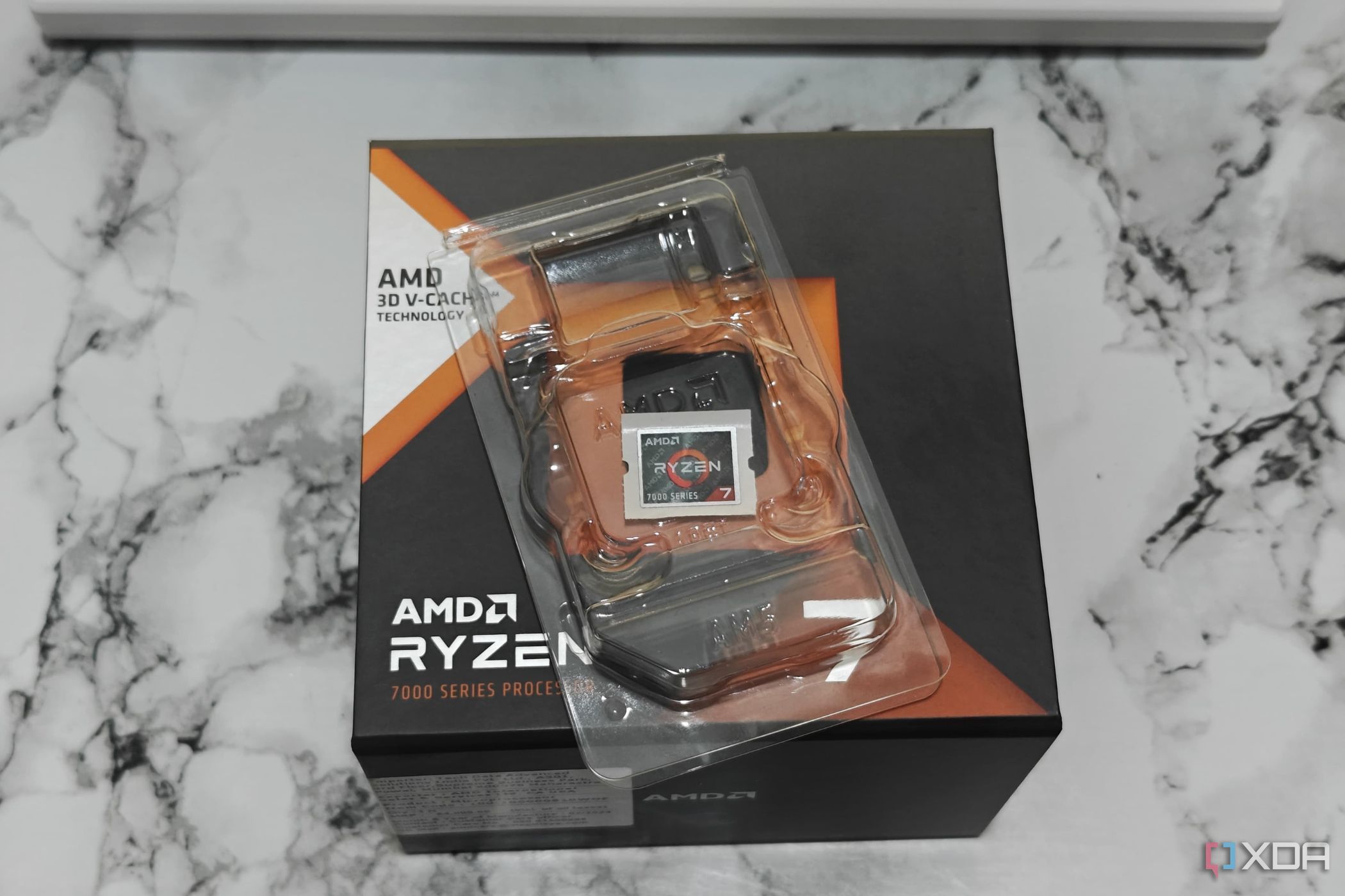 Una imagen que muestra una caja de venta minorista vacía de una CPU AMD Ryzen 7 7800X3D