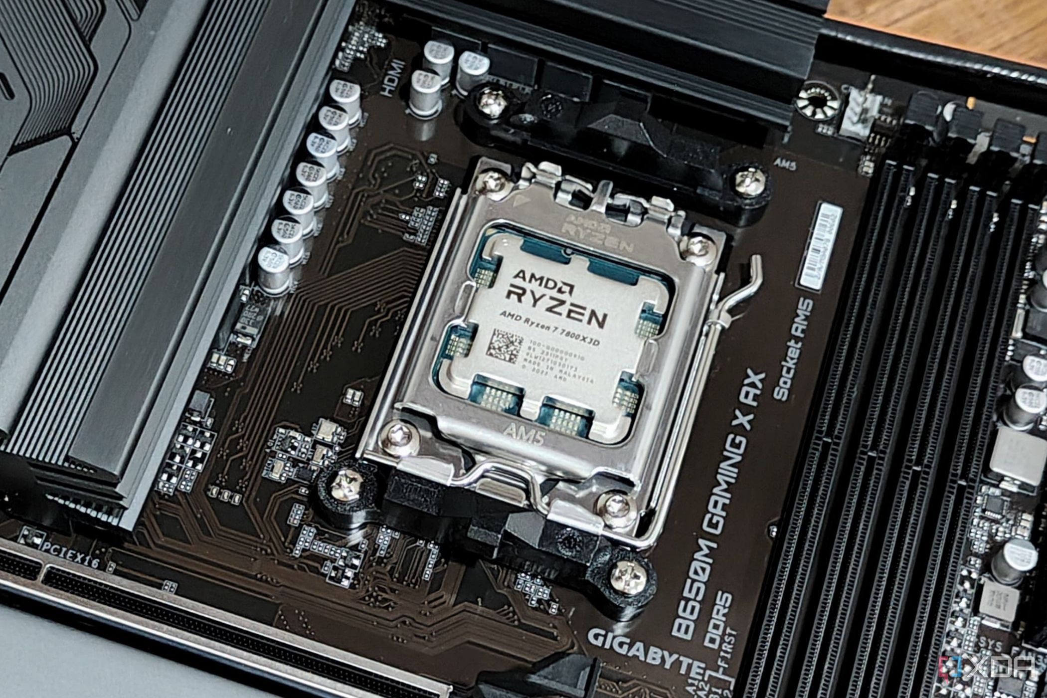 Изображение: процессор AMD Ryzen 7 7800X3D, установленный на материнской плате.