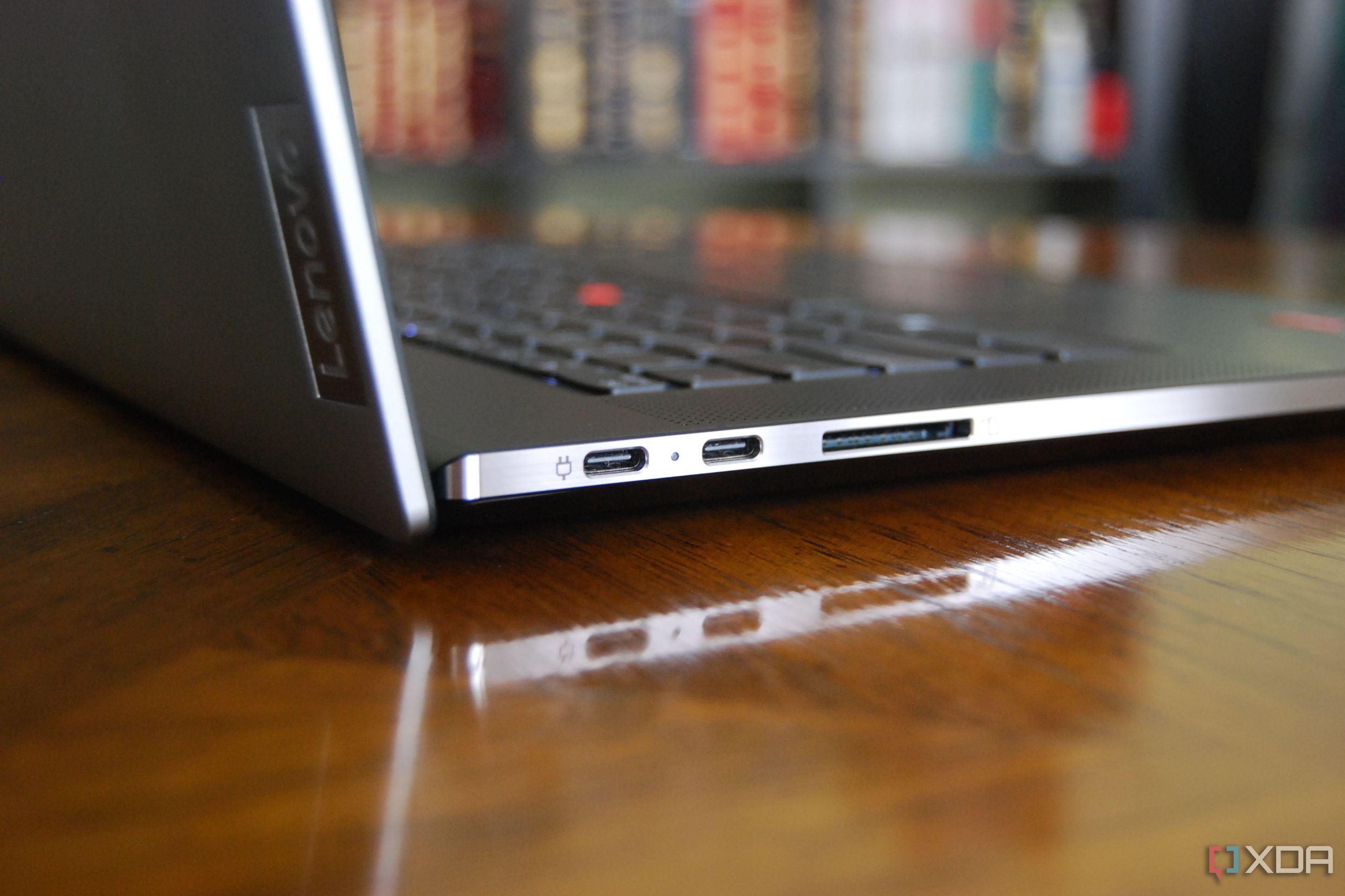 Порты ThinkPad Z16 (Gen 2) на левой стороне