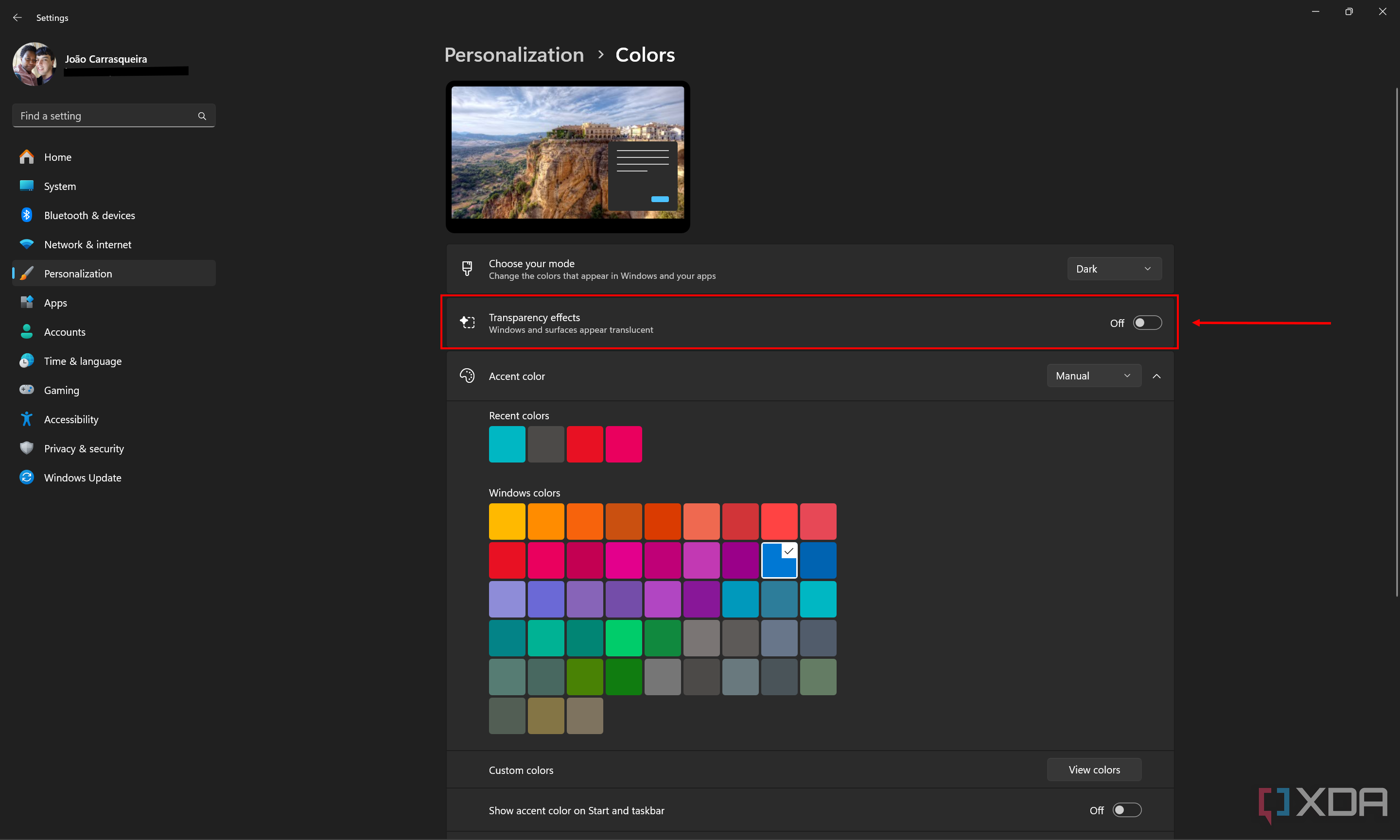 Captura de pantalla de la configuración de color en Windows 11 con los efectos de transparencia desactivados y resaltados