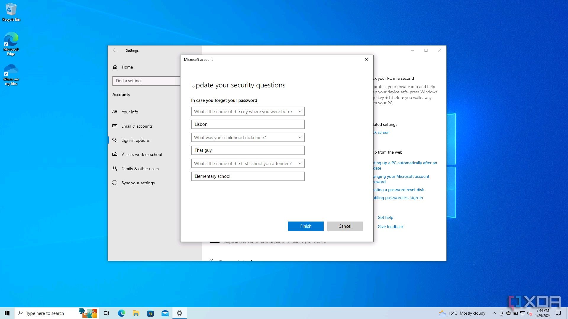 Presentación de pantalla de la configuración de la cuenta de Windows 10 que solicita al usuario que configure tres preguntas de seguridad