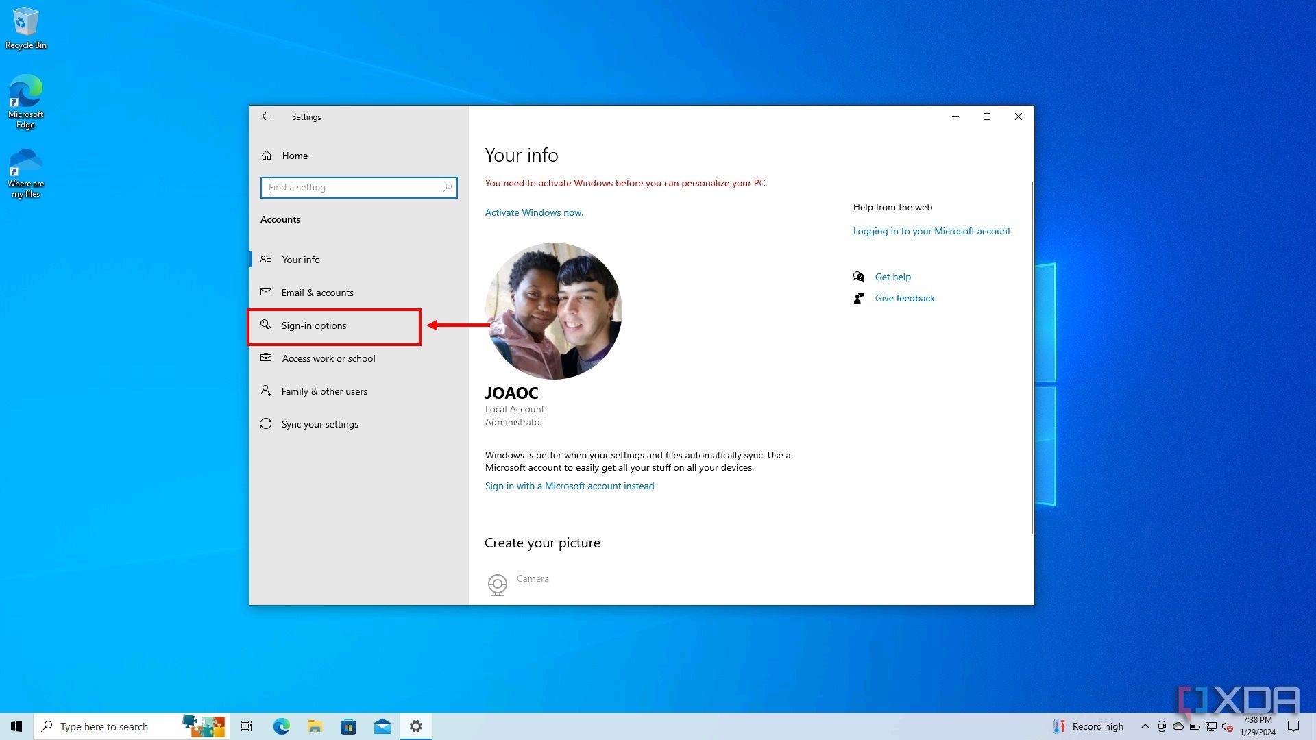 Captura de pantalla de la configuración de la cuenta de Windows 10 con el botón de opciones de inicio de sesión resaltado