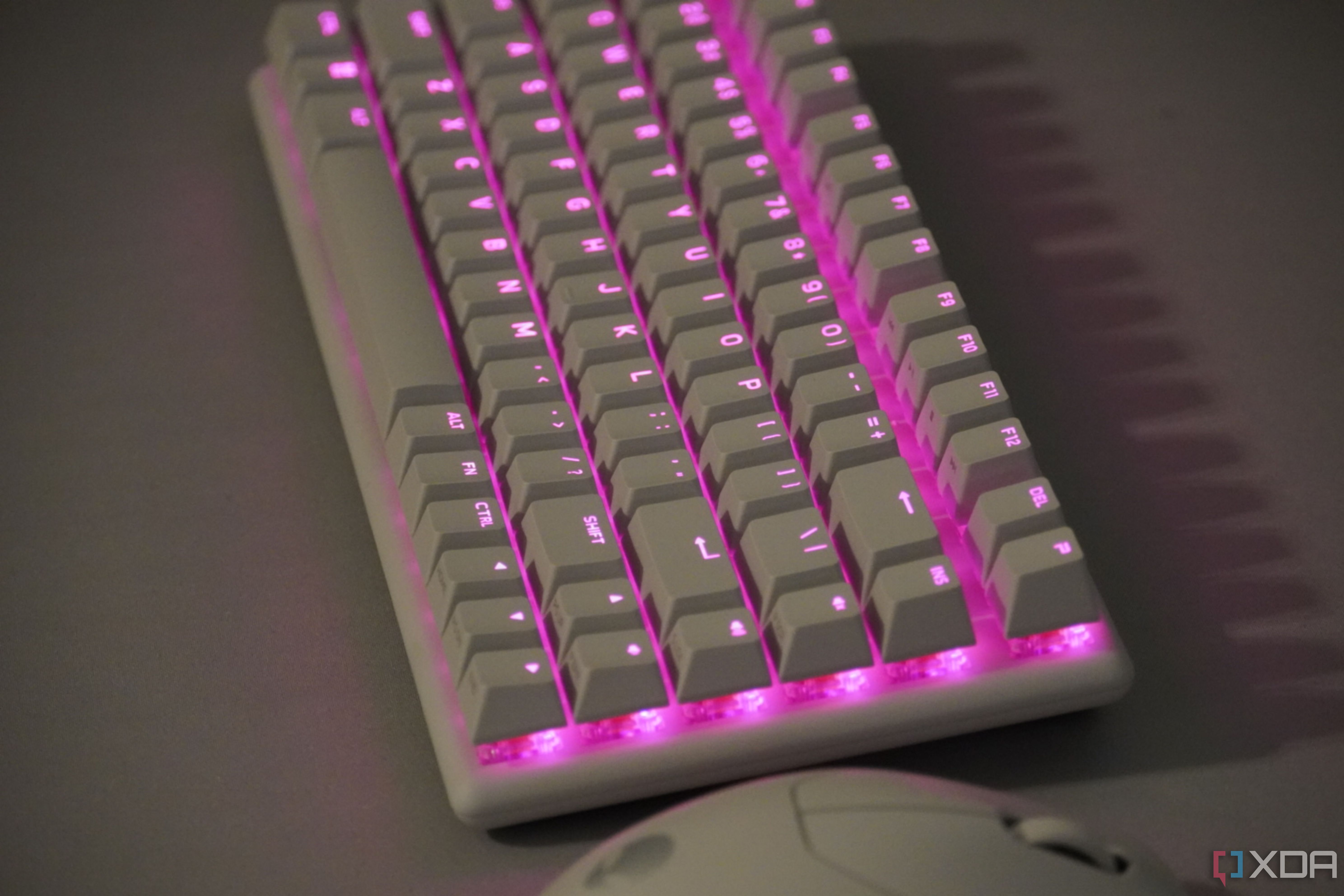 O teclado Alienware Pro em uma mesa.