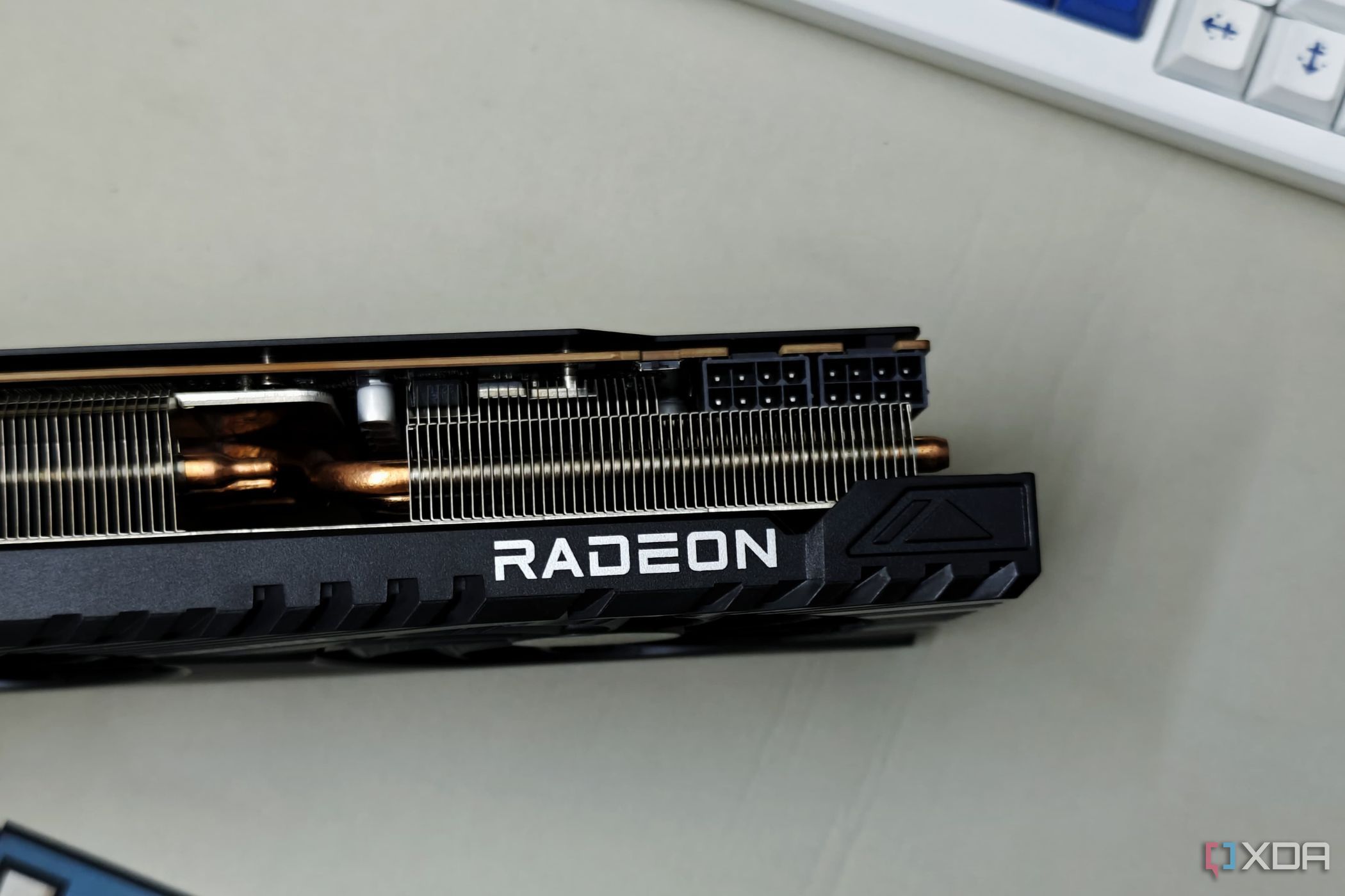 Una imagen que muestra la marca Radeon en la GPU ASRock Challenger RX 7700 XT.