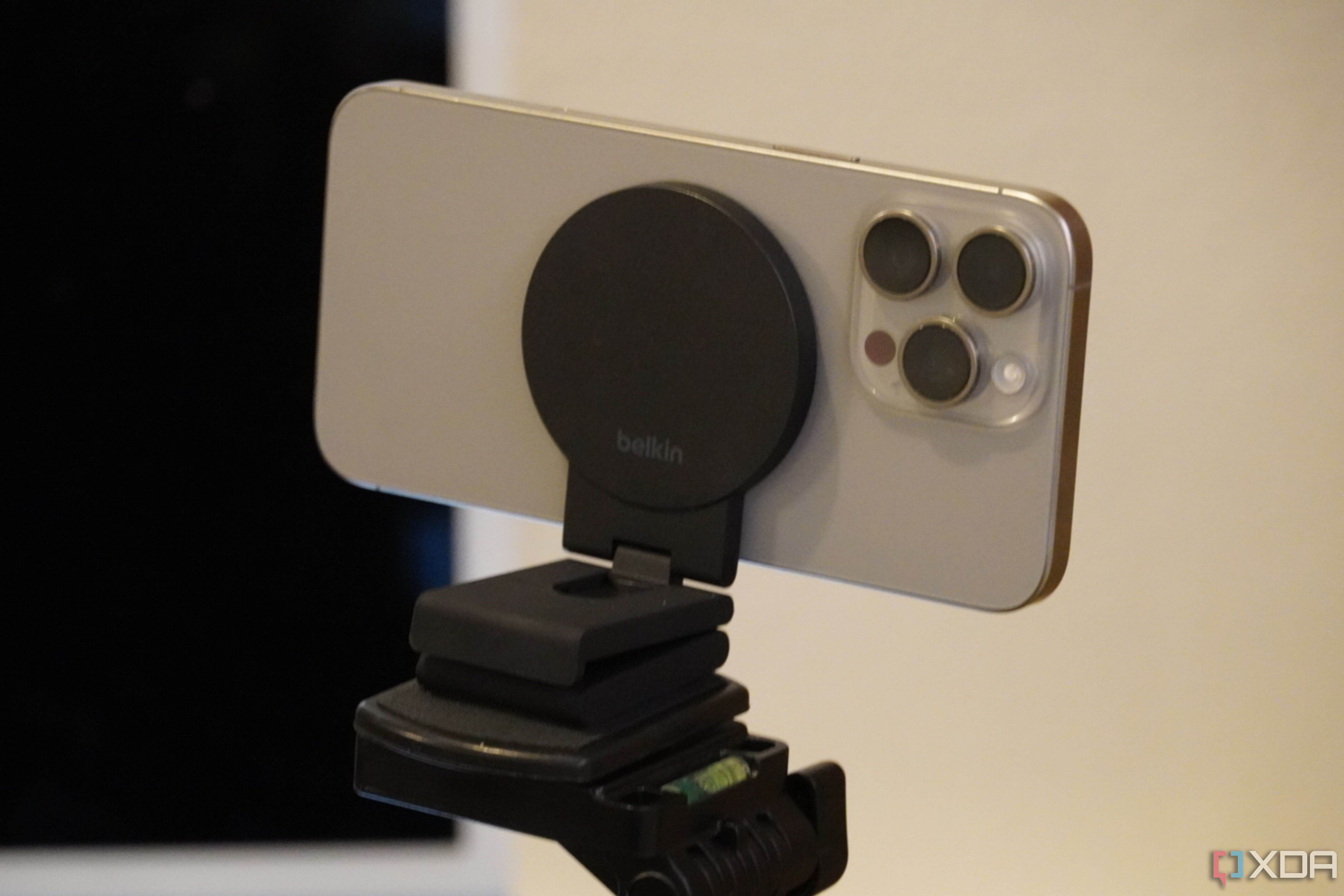 The sliders on the Belkin Continuity Camera mount.