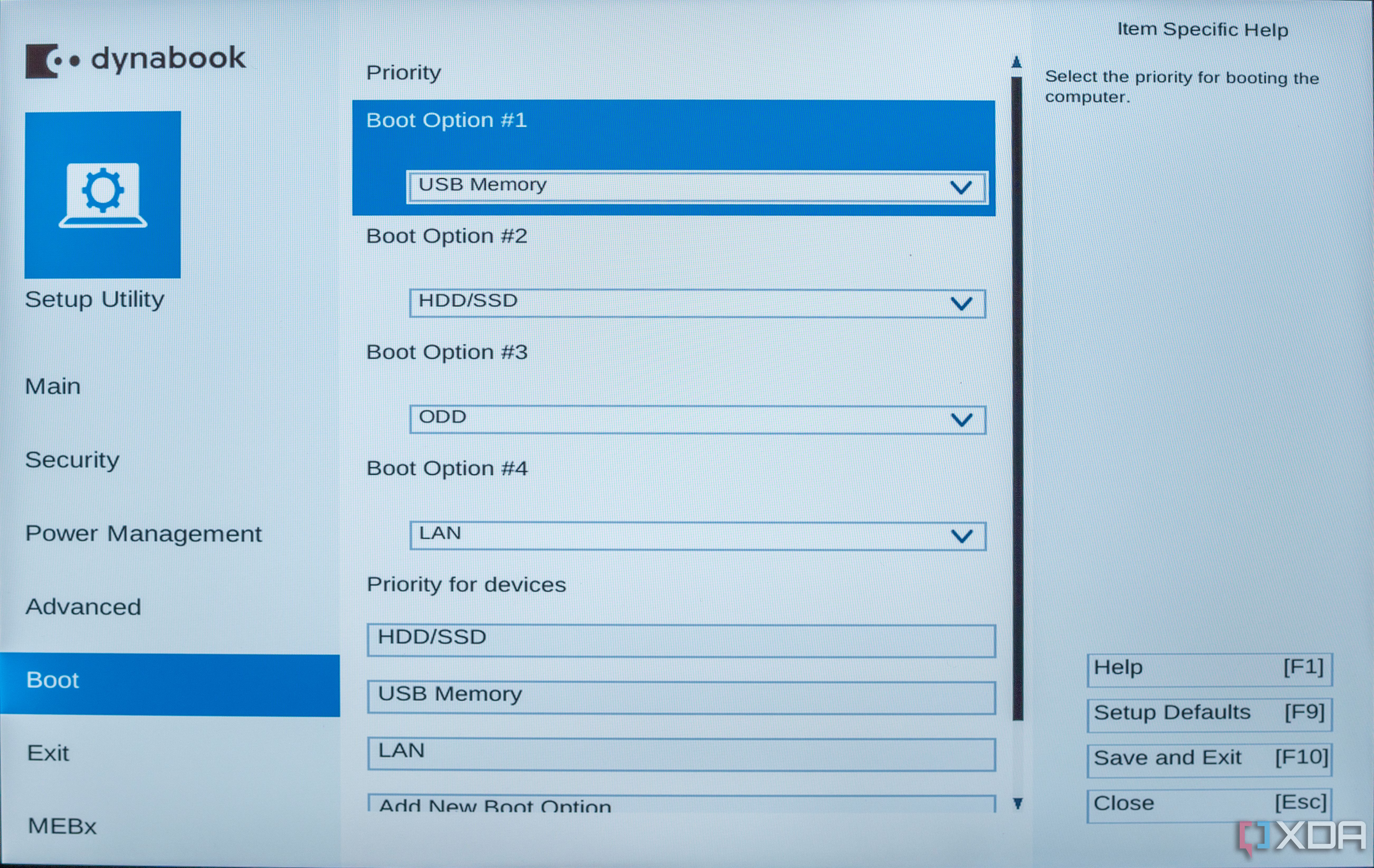 Una interfaz BIOS que muestra una unidad USB como opción de arranque principal