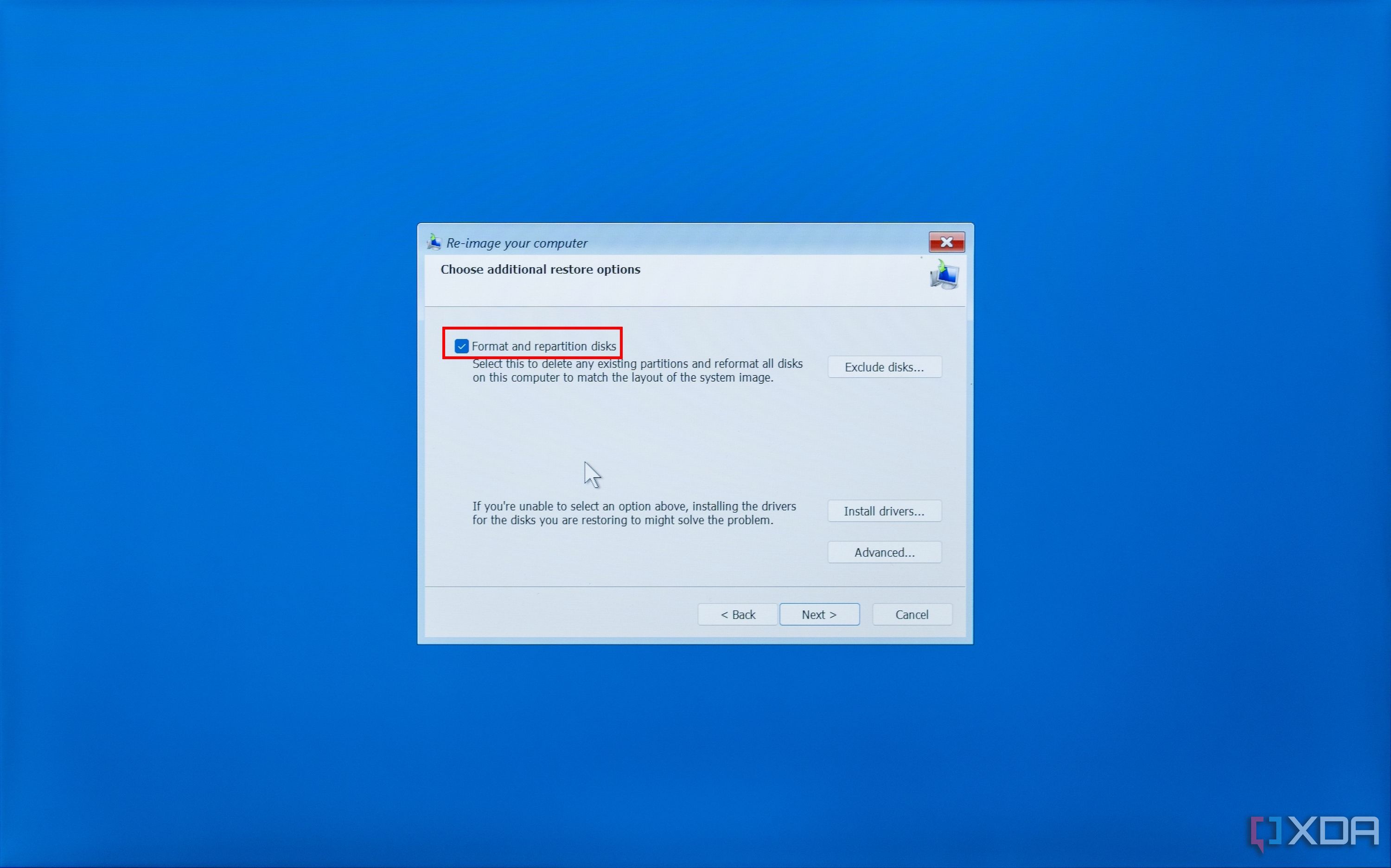 Asistente de recuperación de imagen del sistema de Windows que muestra la opción para formatear y particionar un disco al restaurar una imagen del sistema