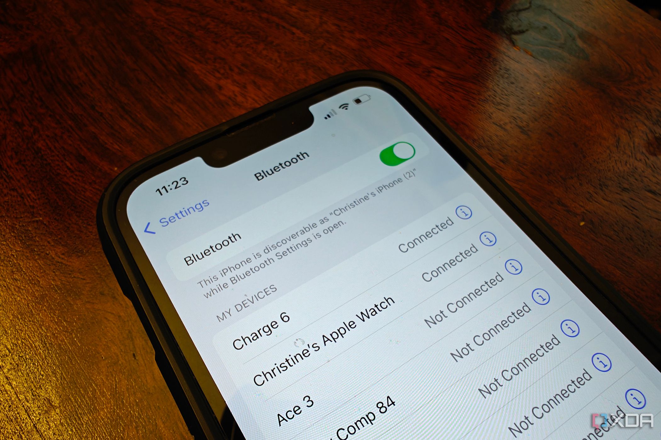 Ан iPhone отображение меню Bluetooth и включение.