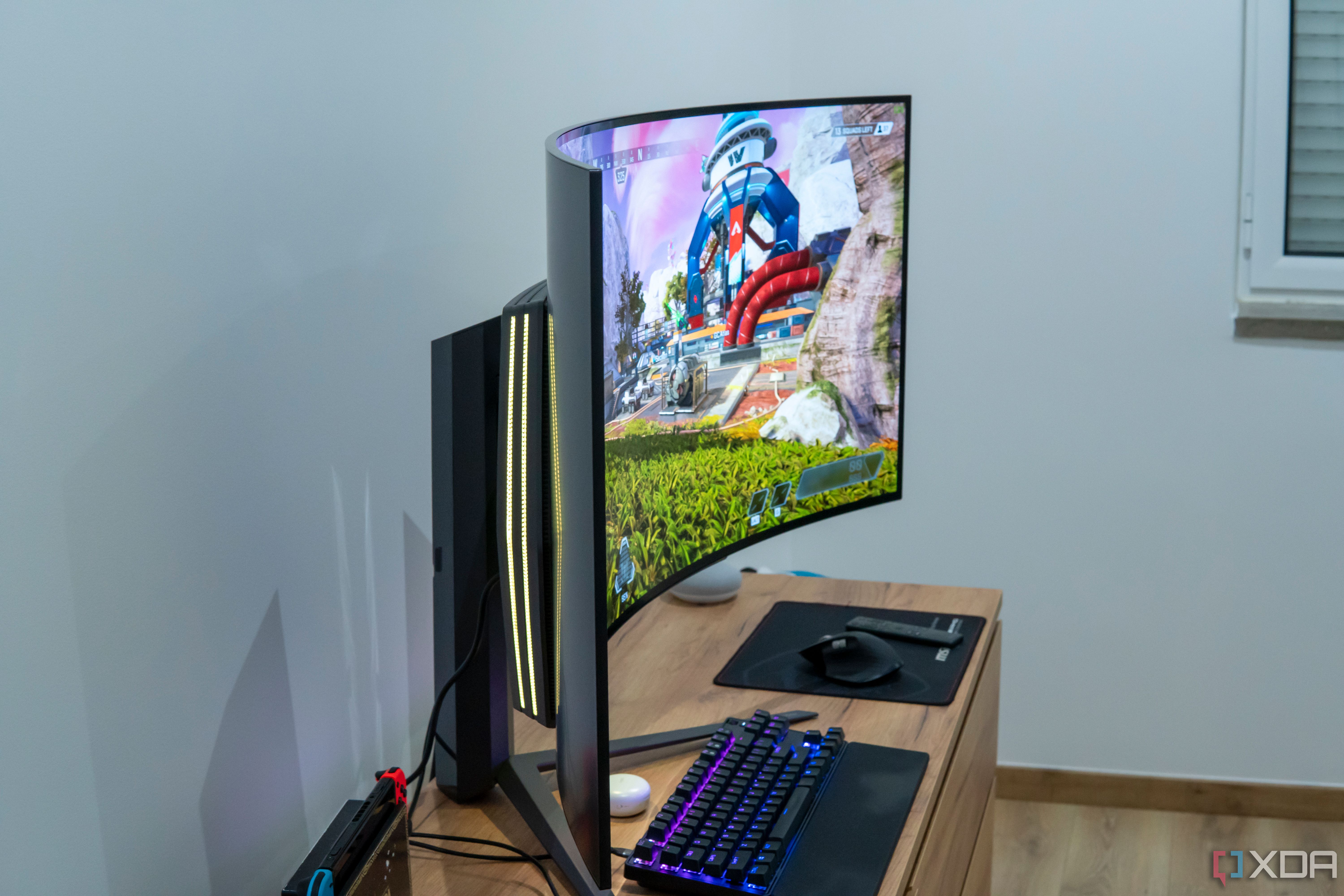 Vista lateral del LG UltraGear 45GR95QE con iluminación RGB y ejecutando Apex Legends