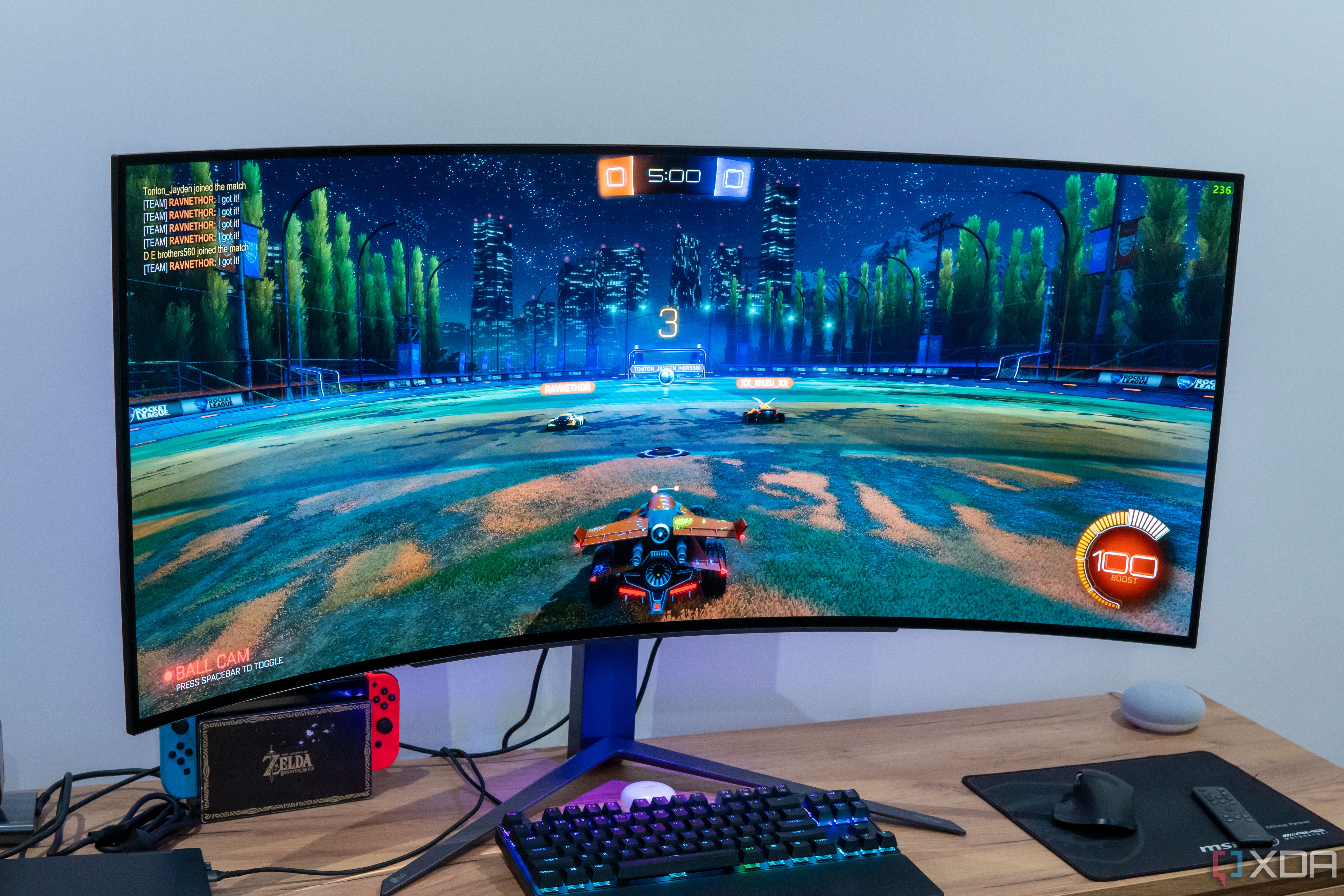 Vista frontal en ángulo del LG UltraGear 45GR95QE que muestra Rocket League