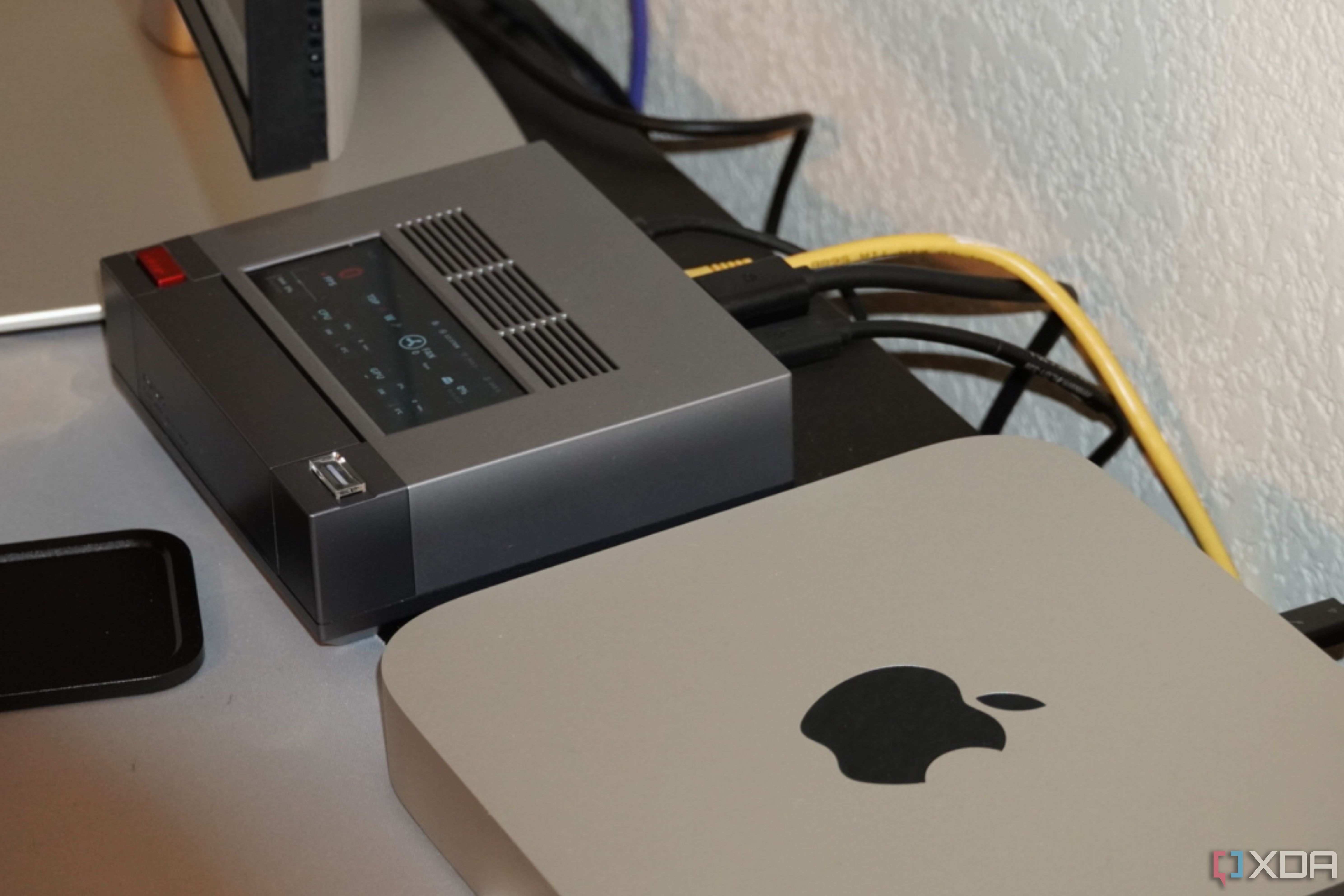 A Mac and a Mini PC connected to the Dell UltraSharp 34 monitor.