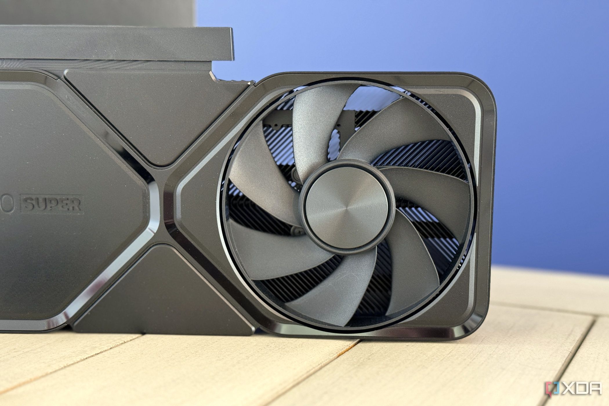 Tarjeta gráfica Nvidia Geforce RTX 4070 Super Founders Edition con primer plano del ventilador final